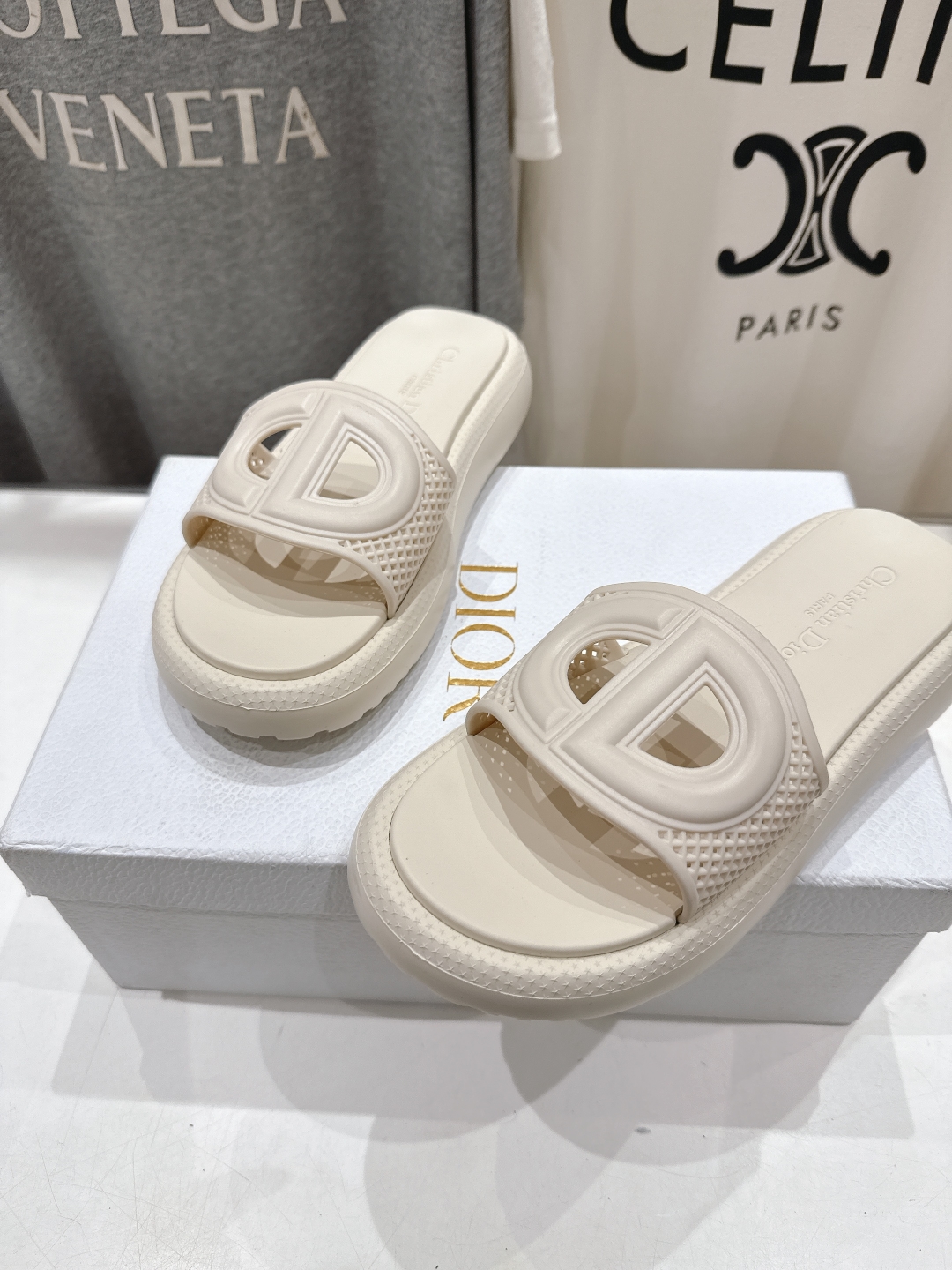 高版本出厂
 Dior *迪奥D家2025ss夏季度假立体开模CD字母厚底拖鞋
夏季必备单品，无论是海边