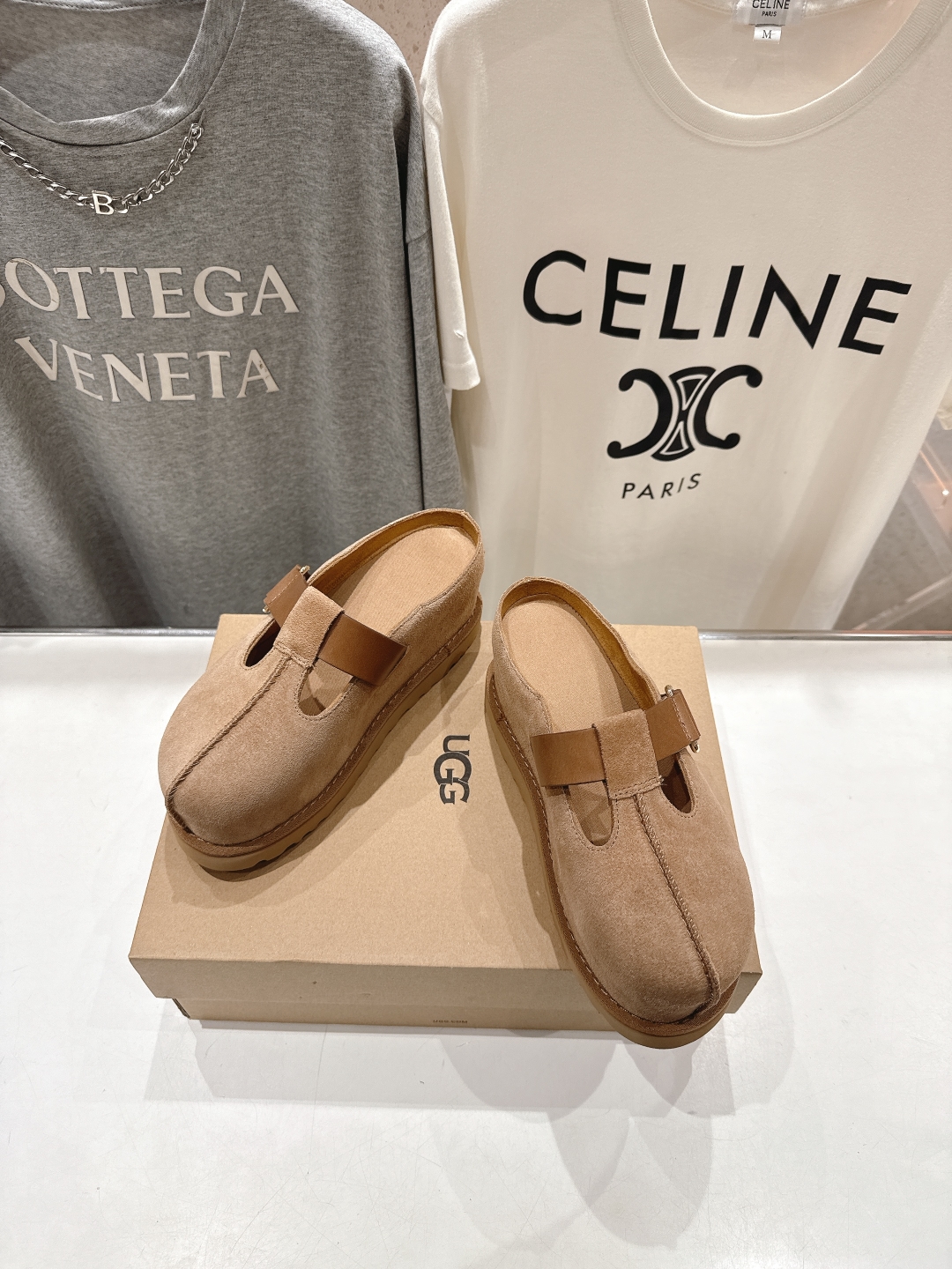 高版本出厂
 UGG2025ss官网最新，推出的炫金魔术贴凉款炫金厚底凉鞋拖鞋

hanni同款厚底太爱