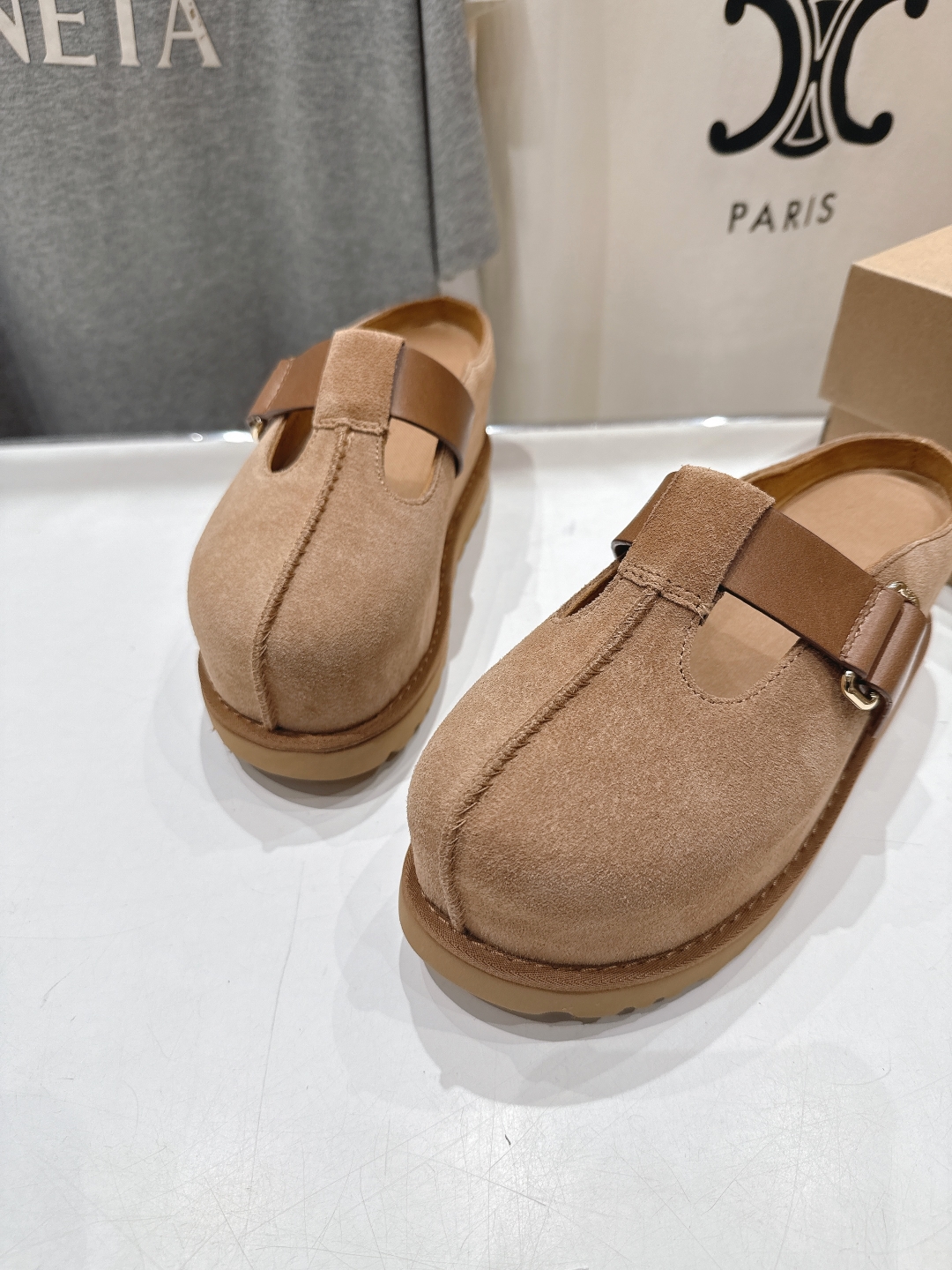 高版本出厂
 UGG2025ss官网最新，推出的炫金魔术贴凉款炫金厚底凉鞋拖鞋

hanni同款厚底太爱