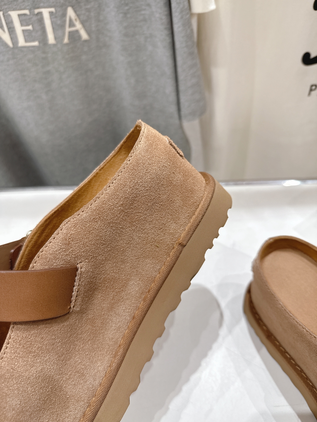 高版本出厂
 UGG2025ss官网最新，推出的炫金魔术贴凉款炫金厚底凉鞋拖鞋

hanni同款厚底太爱