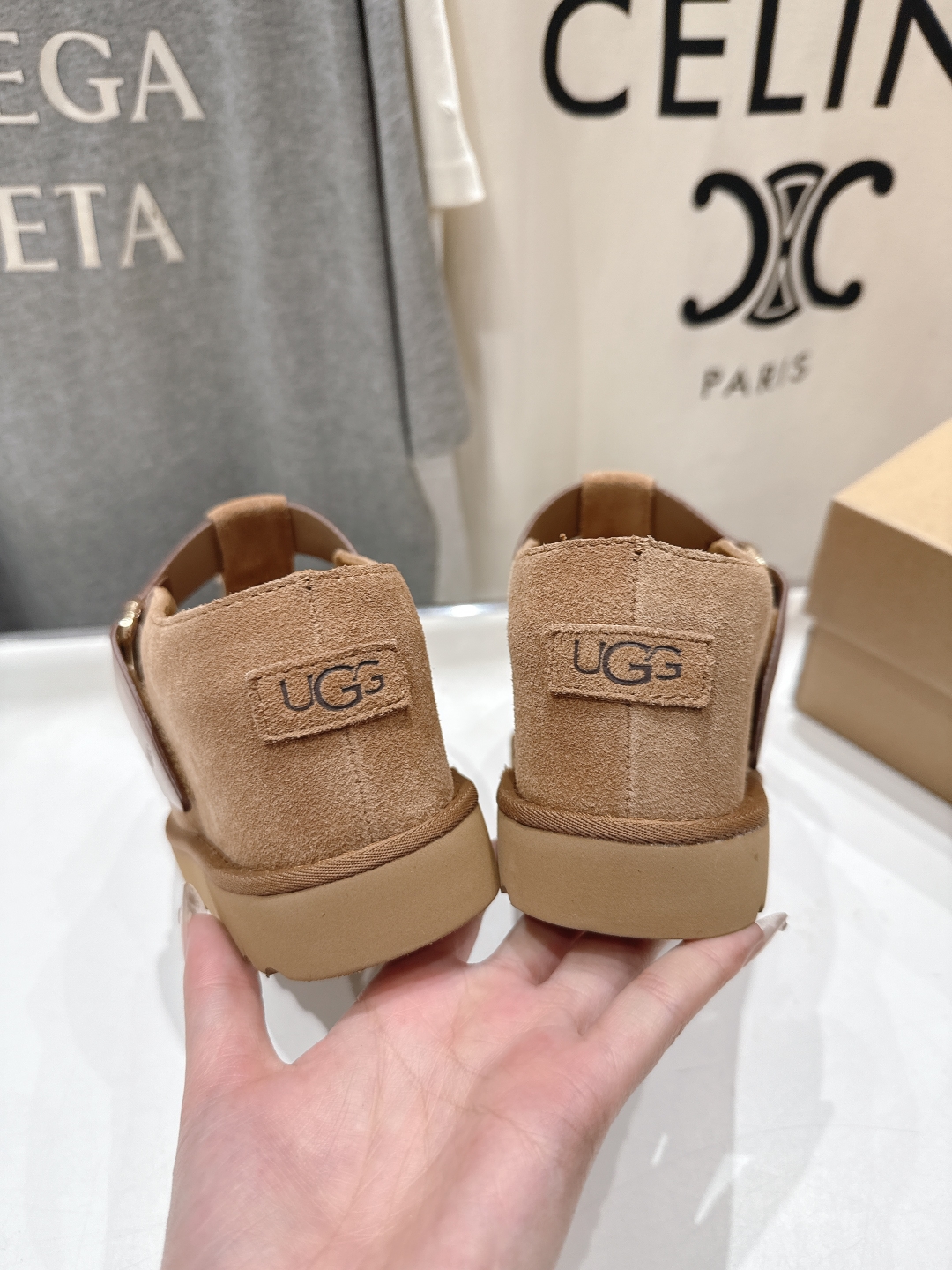 高版本出厂
 UGG2025ss官网最新，推出的炫金魔术贴凉款炫金厚底凉鞋拖鞋

hanni同款厚底太爱