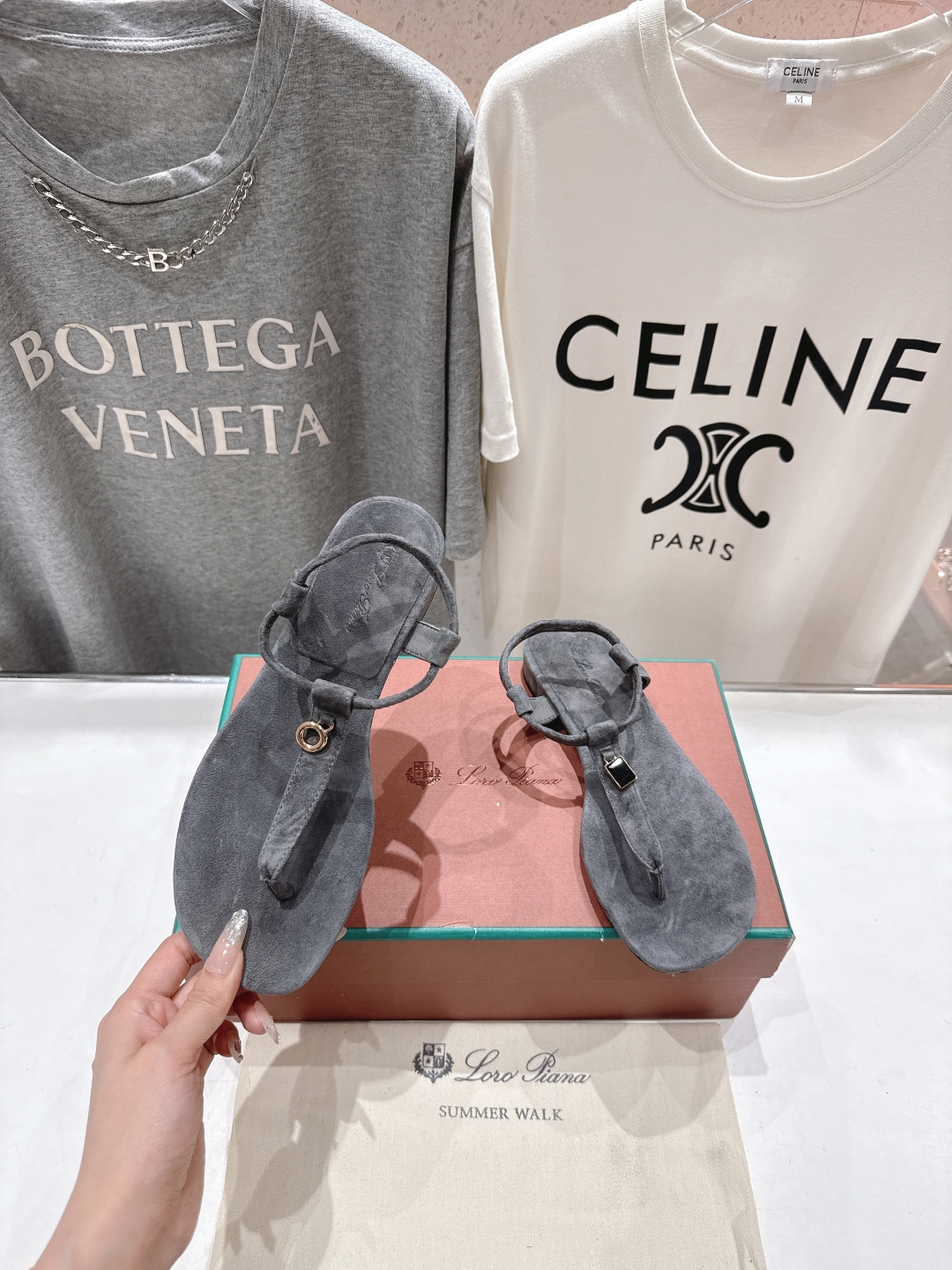 高版本出厂
Loro Piana* LP||诺悠翩雅2025ss夏季新款夹脚凉鞋
【市场顶级品质】
𝐋𝐩
