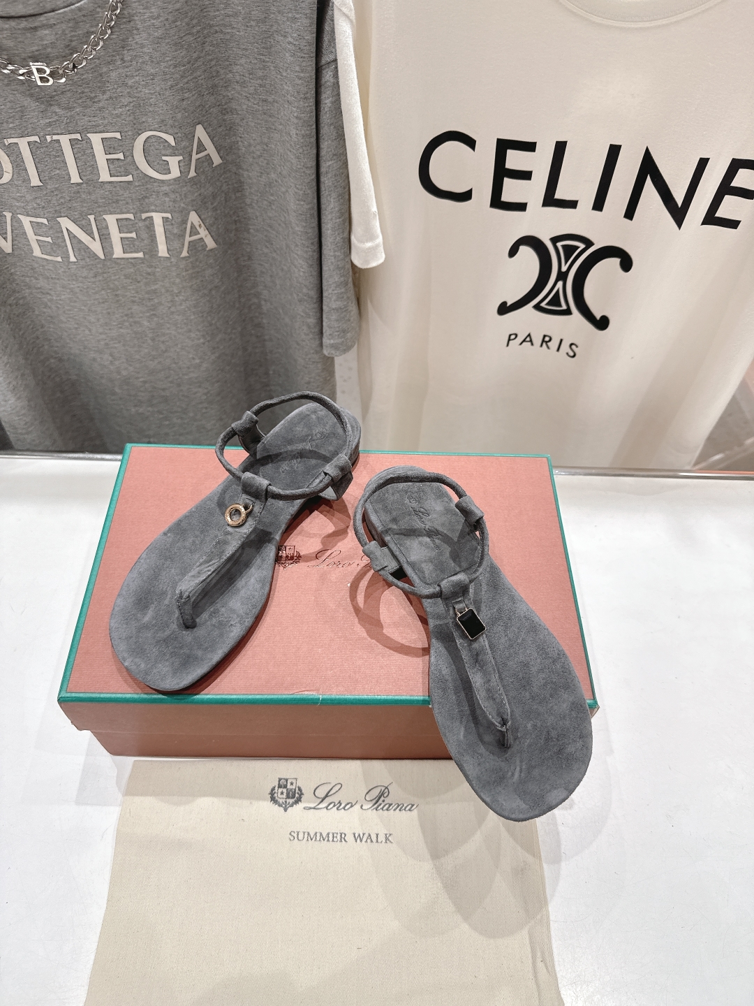 高版本出厂
Loro Piana* LP||诺悠翩雅2025ss夏季新款夹脚凉鞋
【市场顶级品质】
𝐋𝐩