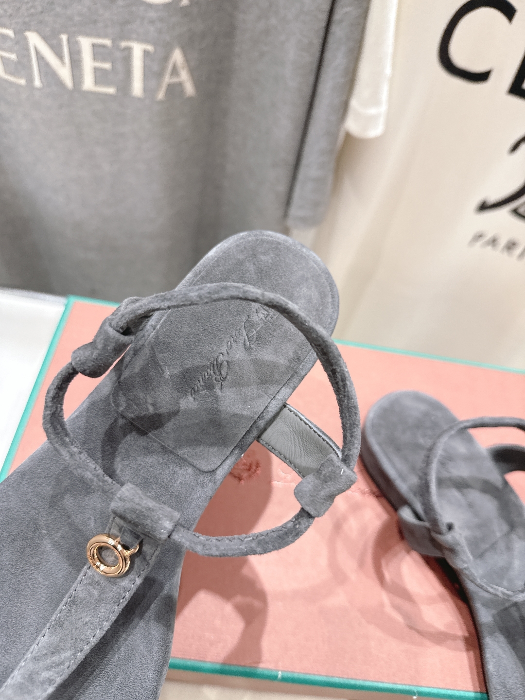 高版本出厂
Loro Piana* LP||诺悠翩雅2025ss夏季新款夹脚凉鞋
【市场顶级品质】
𝐋𝐩