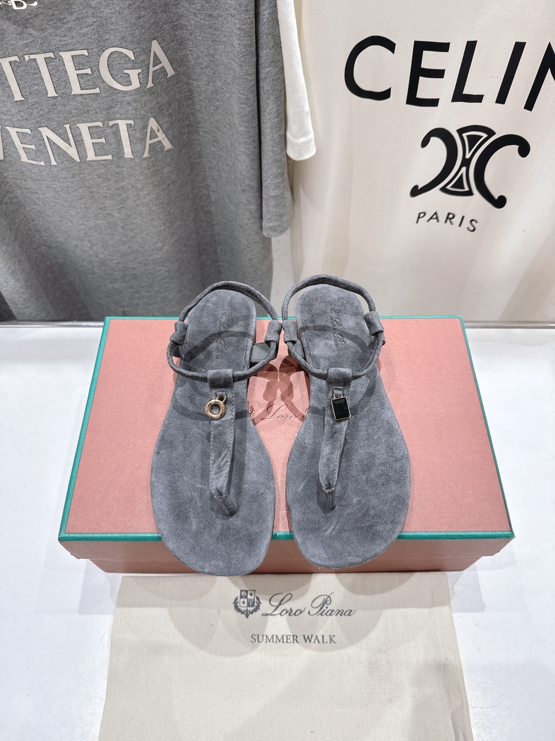 高版本出厂
Loro Piana* LP||诺悠翩雅2025ss夏季新款夹脚凉鞋
【市场顶级品质】
𝐋𝐩