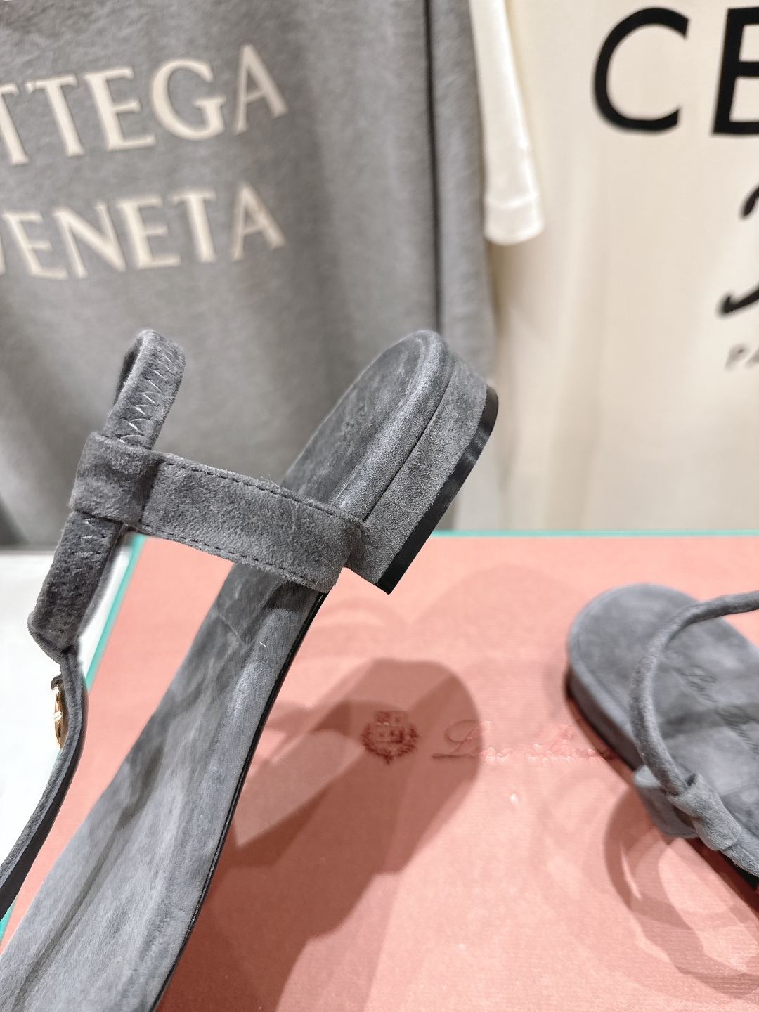 高版本出厂
Loro Piana* LP||诺悠翩雅2025ss夏季新款夹脚凉鞋
【市场顶级品质】
𝐋𝐩