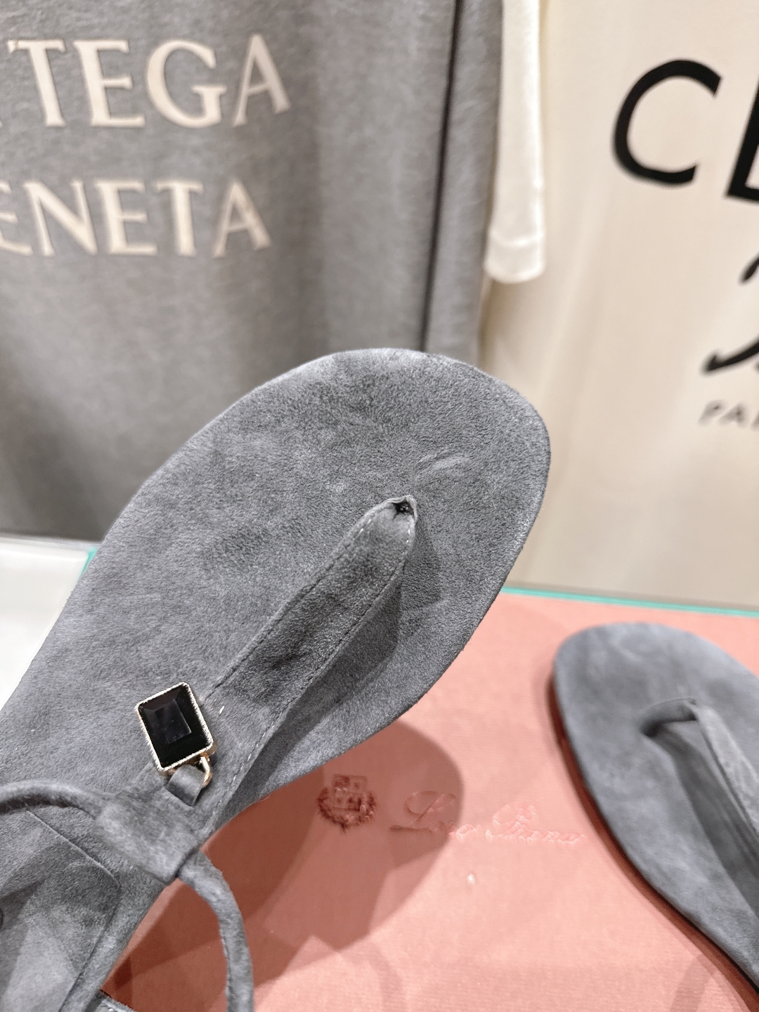 高版本出厂
Loro Piana* LP||诺悠翩雅2025ss夏季新款夹脚凉鞋
【市场顶级品质】
𝐋𝐩