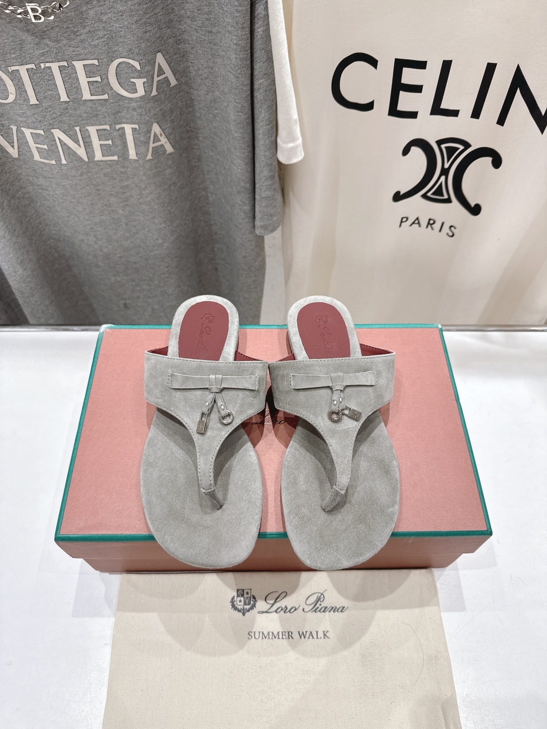 高版本出厂
Loro Piana* LP||诺悠翩雅2025ss夏季新款夹脚拖鞋
【市场顶级品质】
𝐋𝐩