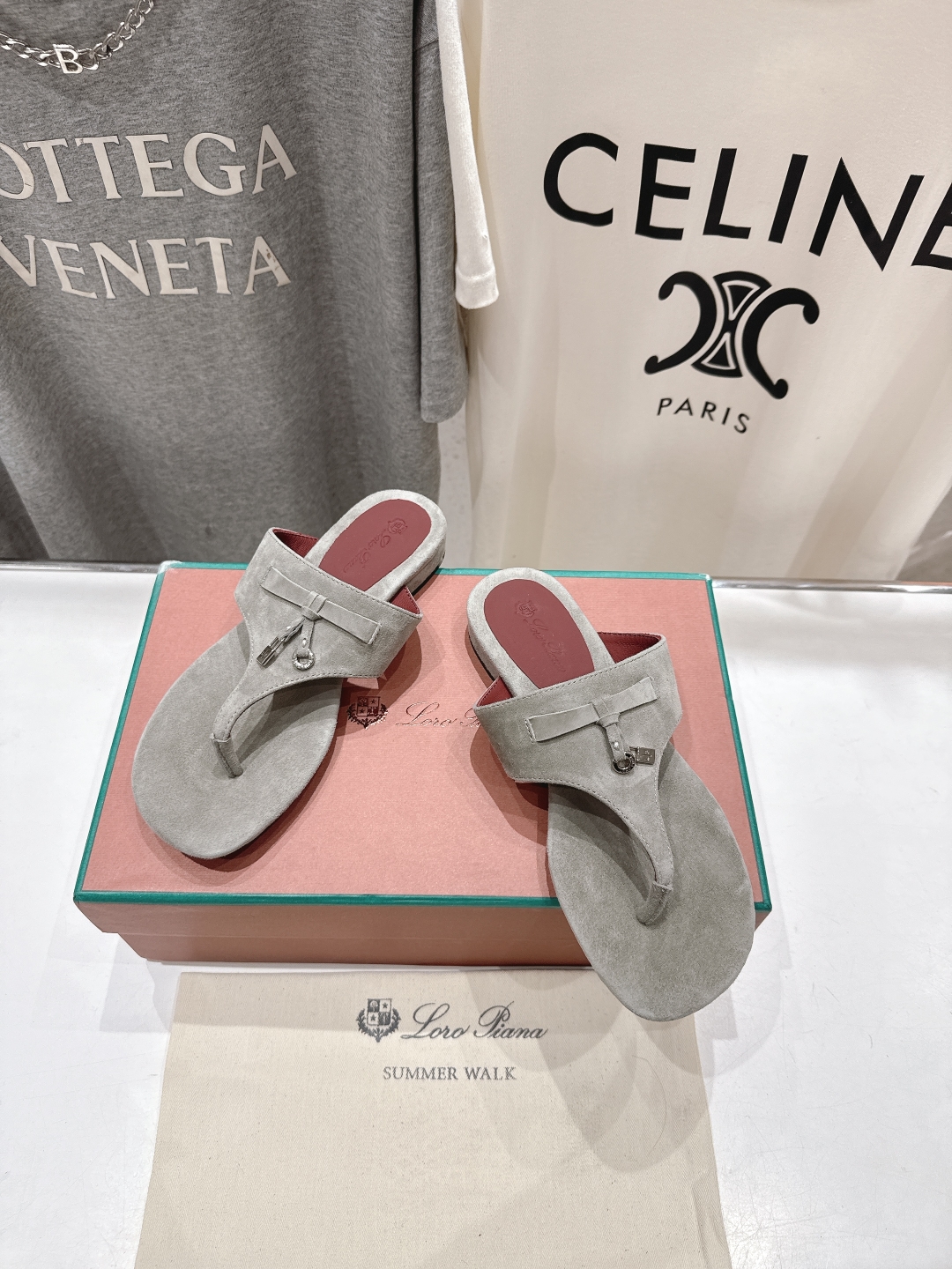 高版本出厂
Loro Piana* LP||诺悠翩雅2025ss夏季新款夹脚拖鞋
【市场顶级品质】
𝐋𝐩