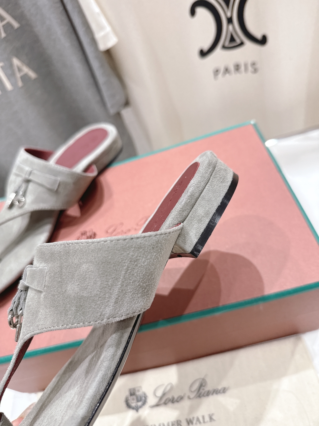 高版本出厂
Loro Piana* LP||诺悠翩雅2025ss夏季新款夹脚拖鞋
【市场顶级品质】
𝐋𝐩