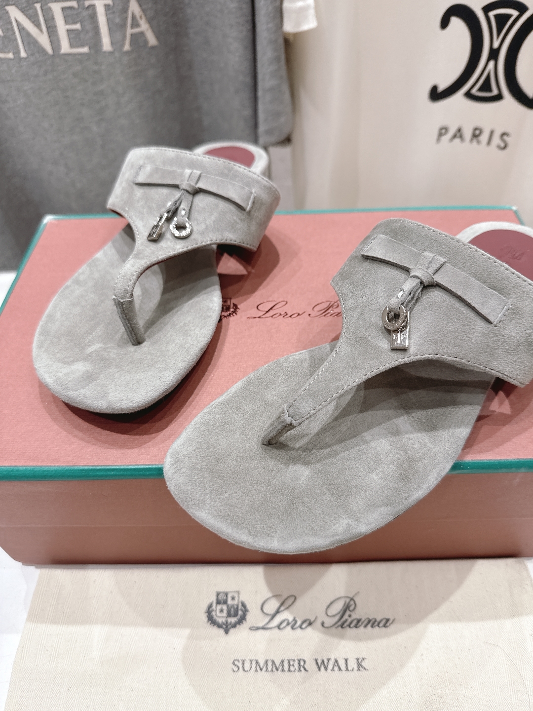 高版本出厂
Loro Piana* LP||诺悠翩雅2025ss夏季新款夹脚拖鞋
【市场顶级品质】
𝐋𝐩