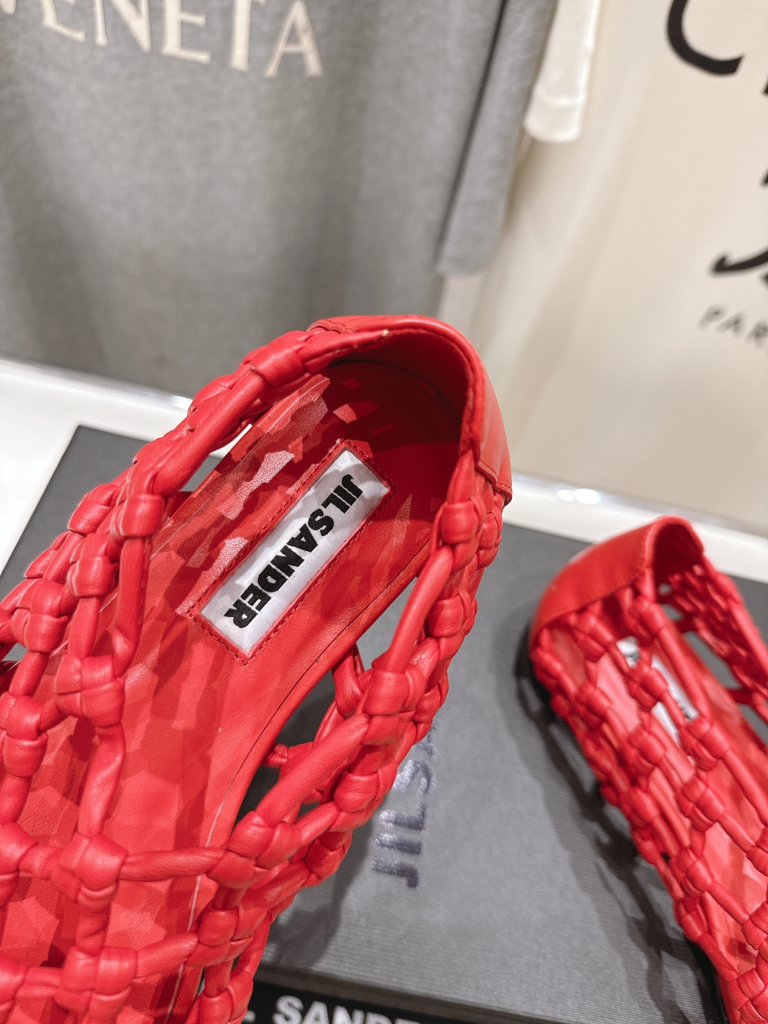 高版本出厂
 JIL SANDER/吉尔桑达 25ss最新编织皮网凉鞋
🩶🤍💛 jennie演唱会穿着用