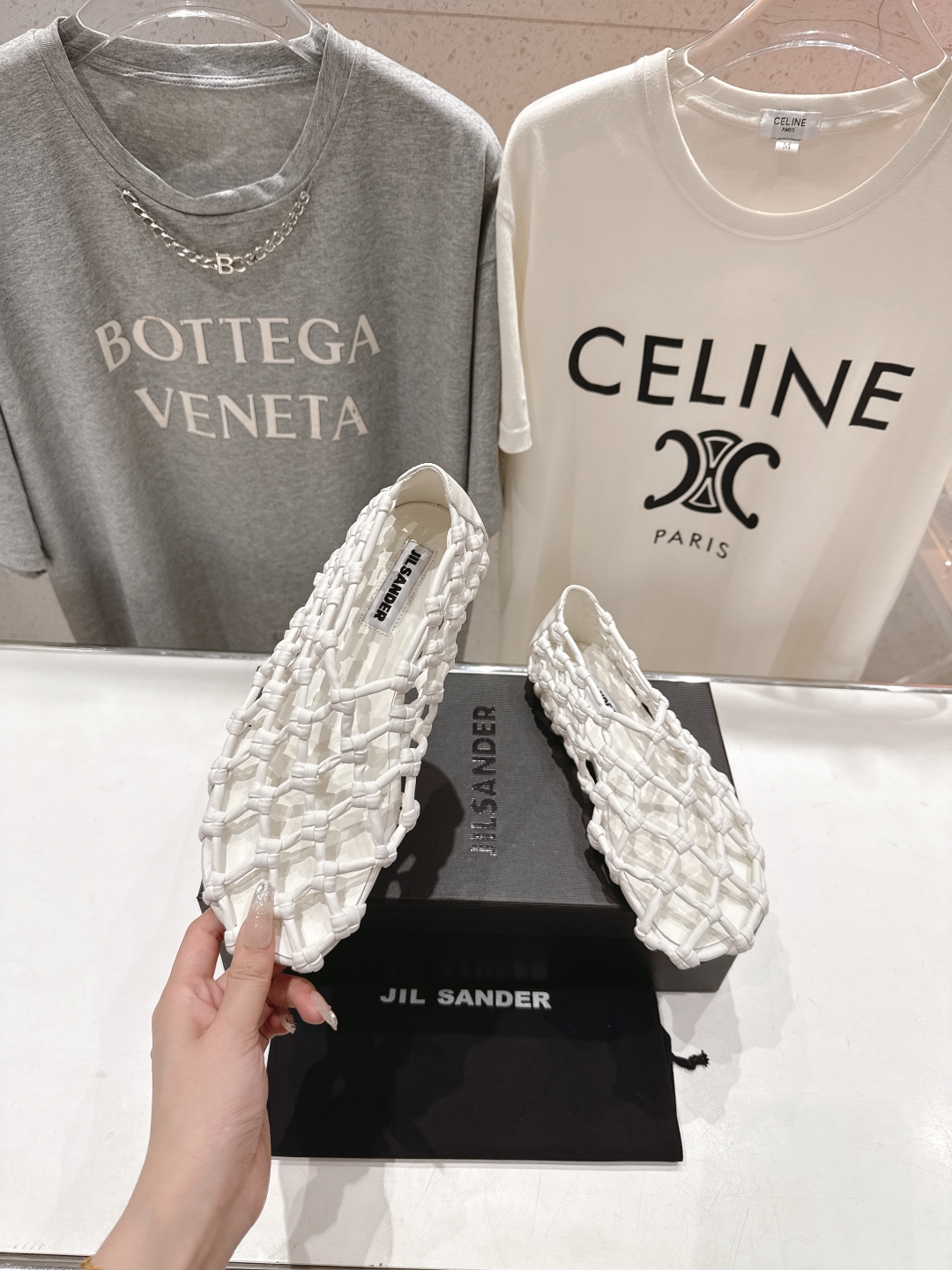 高版本出厂
 JIL SANDER/吉尔桑达 25ss最新编织皮网凉鞋
🩶🤍💛 jennie演唱会穿着用