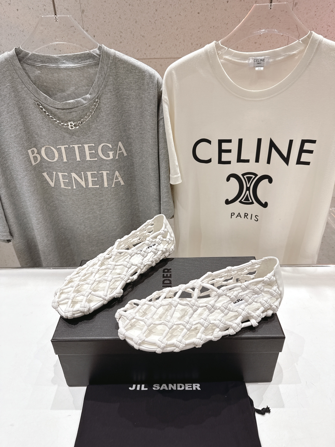 高版本出厂
 JIL SANDER/吉尔桑达 25ss最新编织皮网凉鞋
🩶🤍💛 jennie演唱会穿着用