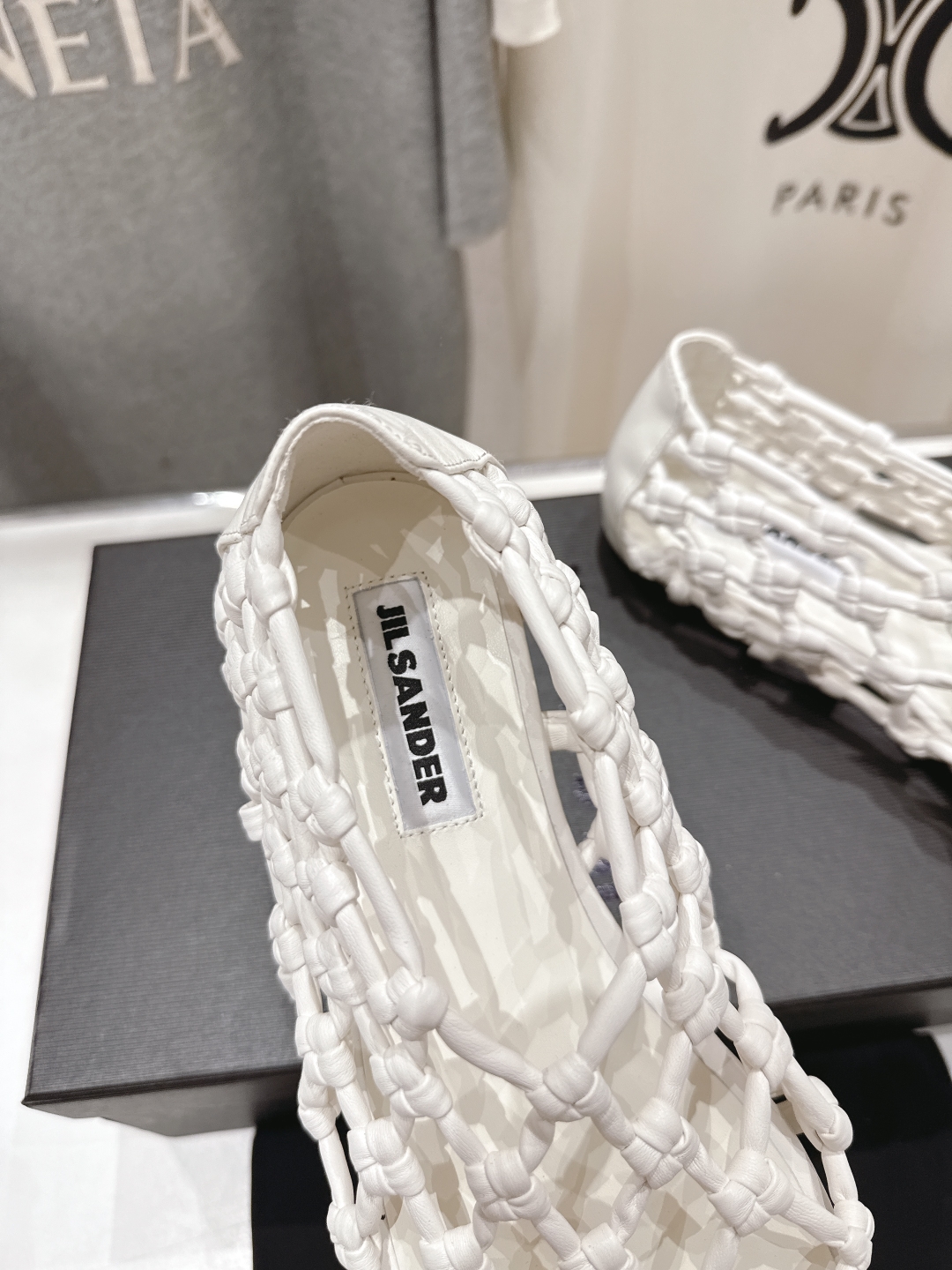 高版本出厂
 JIL SANDER/吉尔桑达 25ss最新编织皮网凉鞋
🩶🤍💛 jennie演唱会穿着用