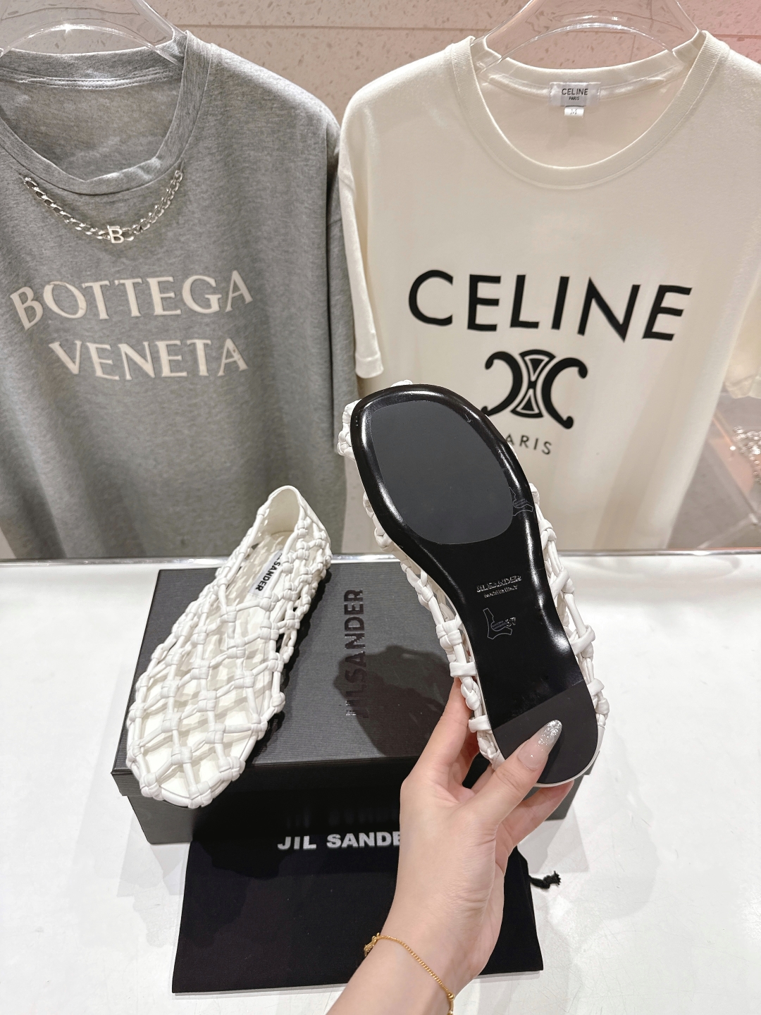 高版本出厂
 JIL SANDER/吉尔桑达 25ss最新编织皮网凉鞋
🩶🤍💛 jennie演唱会穿着用