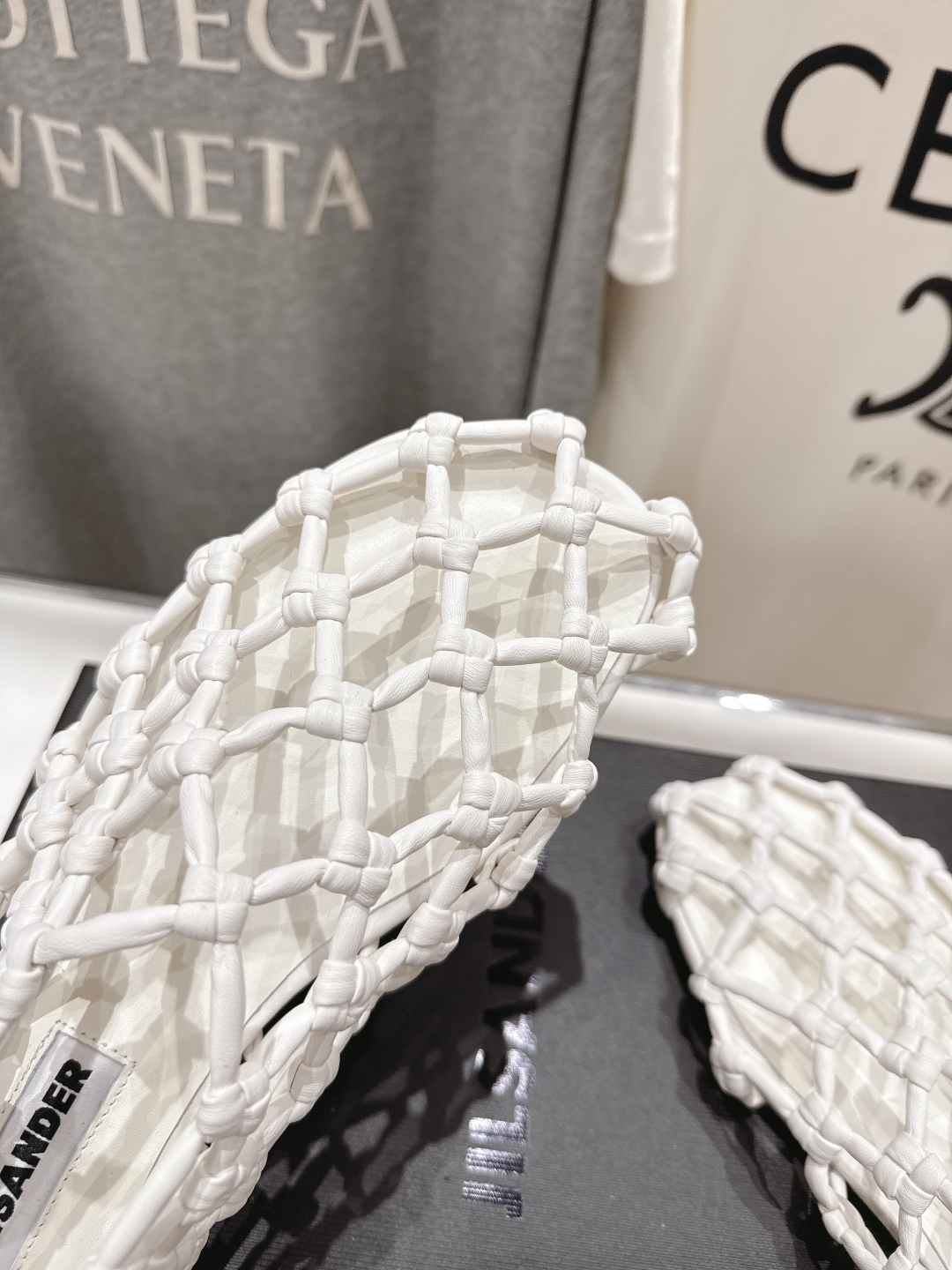 高版本出厂
 JIL SANDER/吉尔桑达 25ss最新编织皮网凉鞋
🩶🤍💛 jennie演唱会穿着用