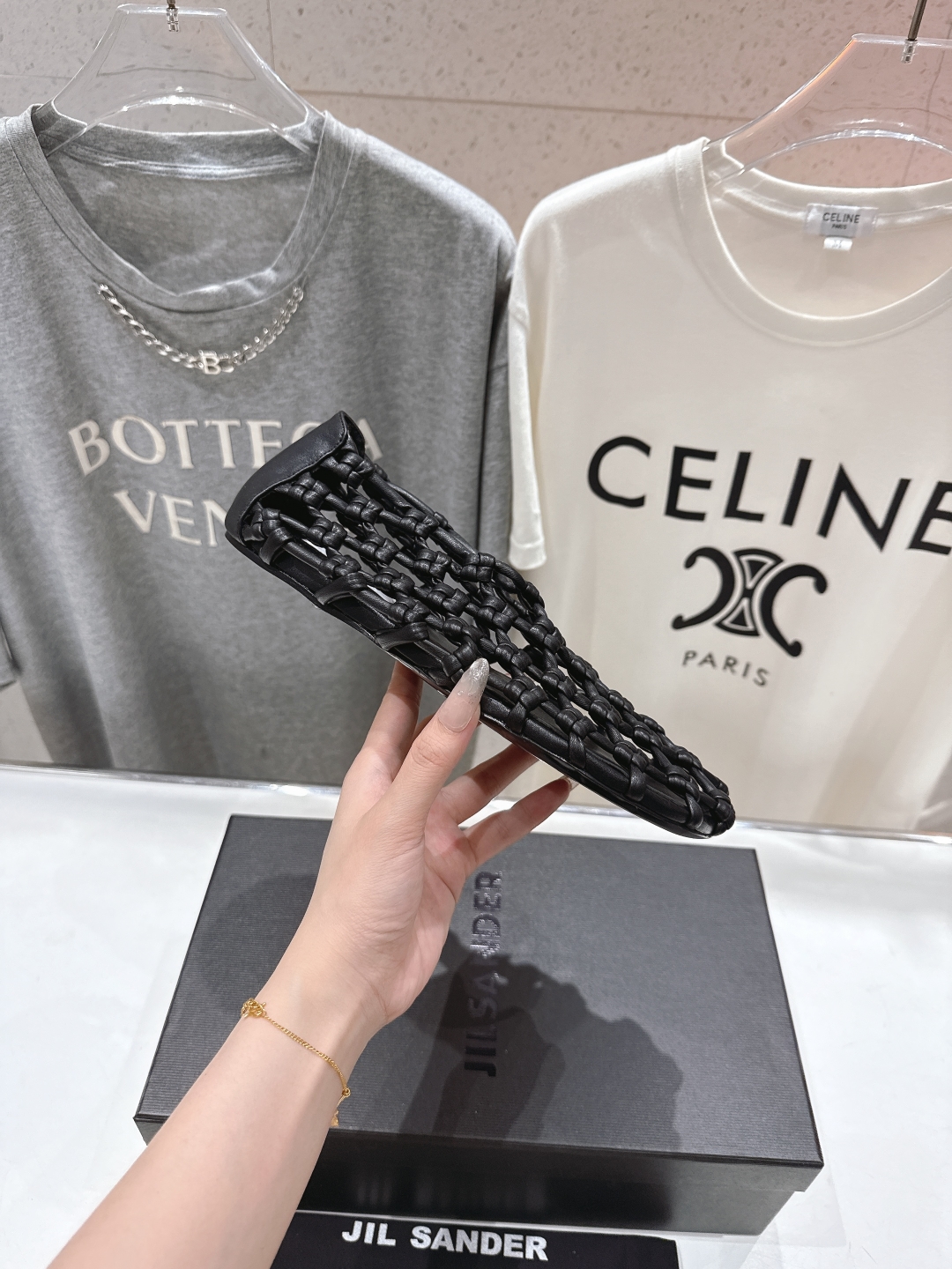 高版本出厂
 JIL SANDER/吉尔桑达 25ss最新编织皮网凉鞋
🩶🤍💛 jennie演唱会穿着用