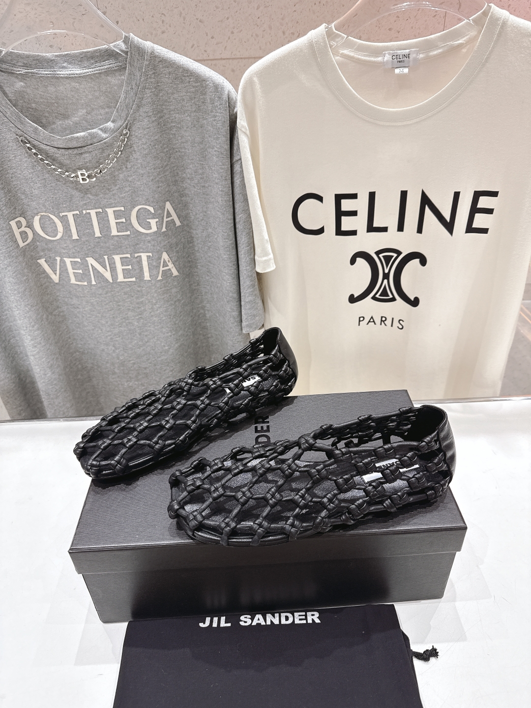高版本出厂
 JIL SANDER/吉尔桑达 25ss最新编织皮网凉鞋
🩶🤍💛 jennie演唱会穿着用