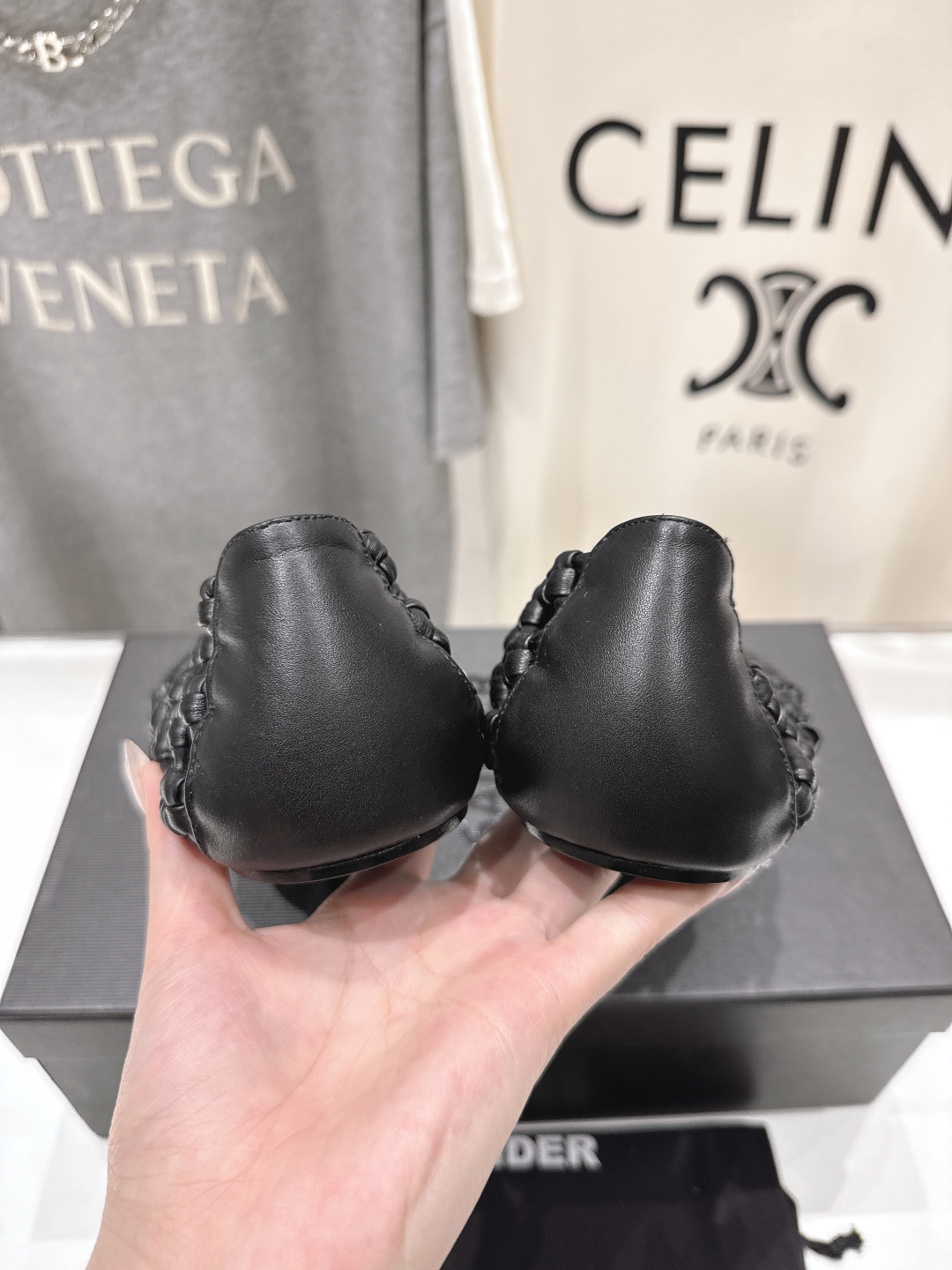 高版本出厂
 JIL SANDER/吉尔桑达 25ss最新编织皮网凉鞋
🩶🤍💛 jennie演唱会穿着用