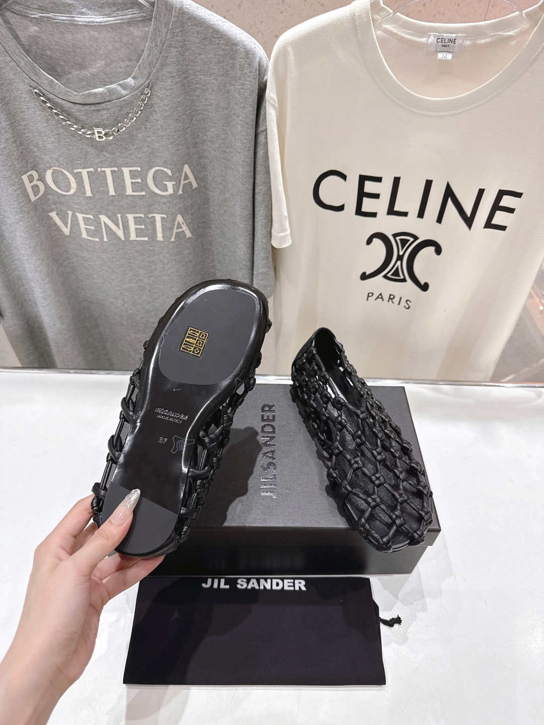高版本出厂
 JIL SANDER/吉尔桑达 25ss最新编织皮网凉鞋
🩶🤍💛 jennie演唱会穿着用