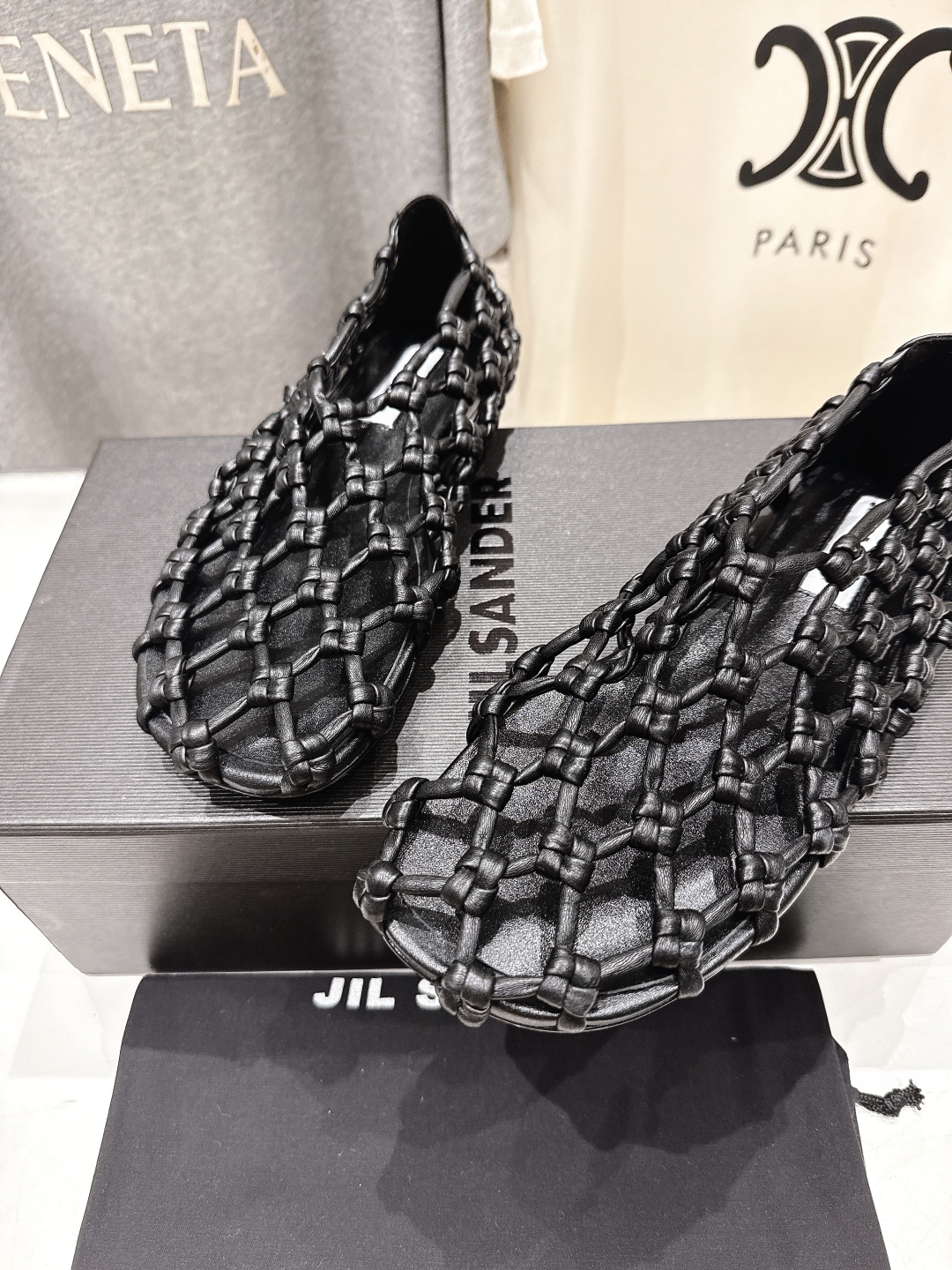 高版本出厂
 JIL SANDER/吉尔桑达 25ss最新编织皮网凉鞋
🩶🤍💛 jennie演唱会穿着用
