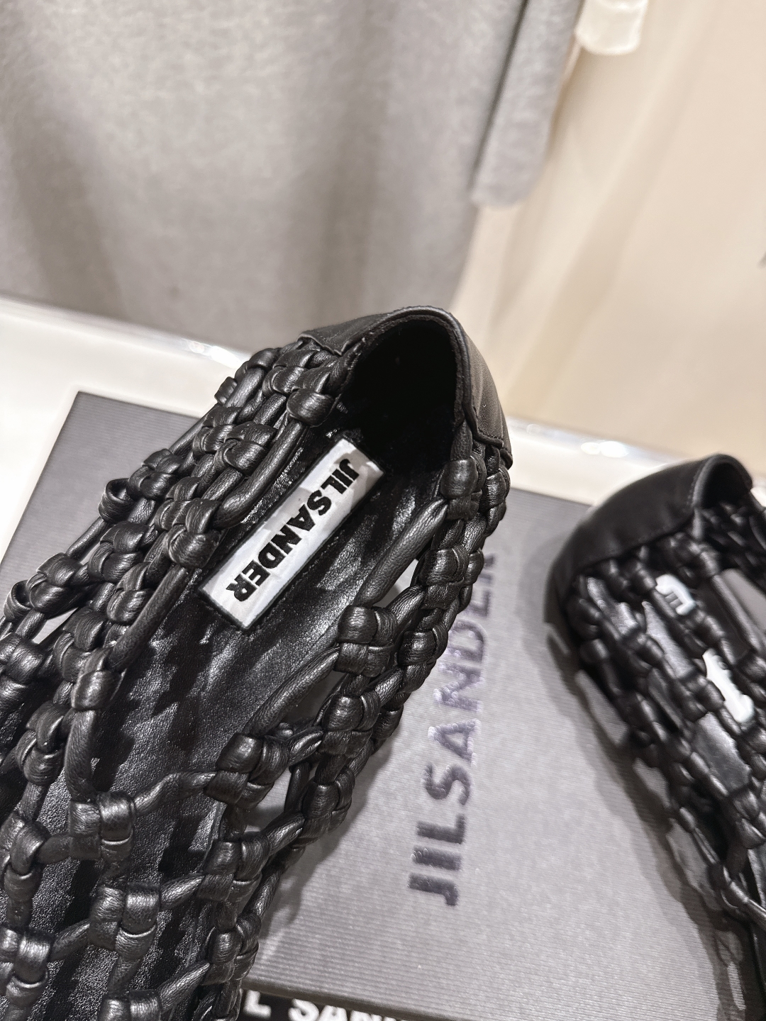 高版本出厂
 JIL SANDER/吉尔桑达 25ss最新编织皮网凉鞋
🩶🤍💛 jennie演唱会穿着用