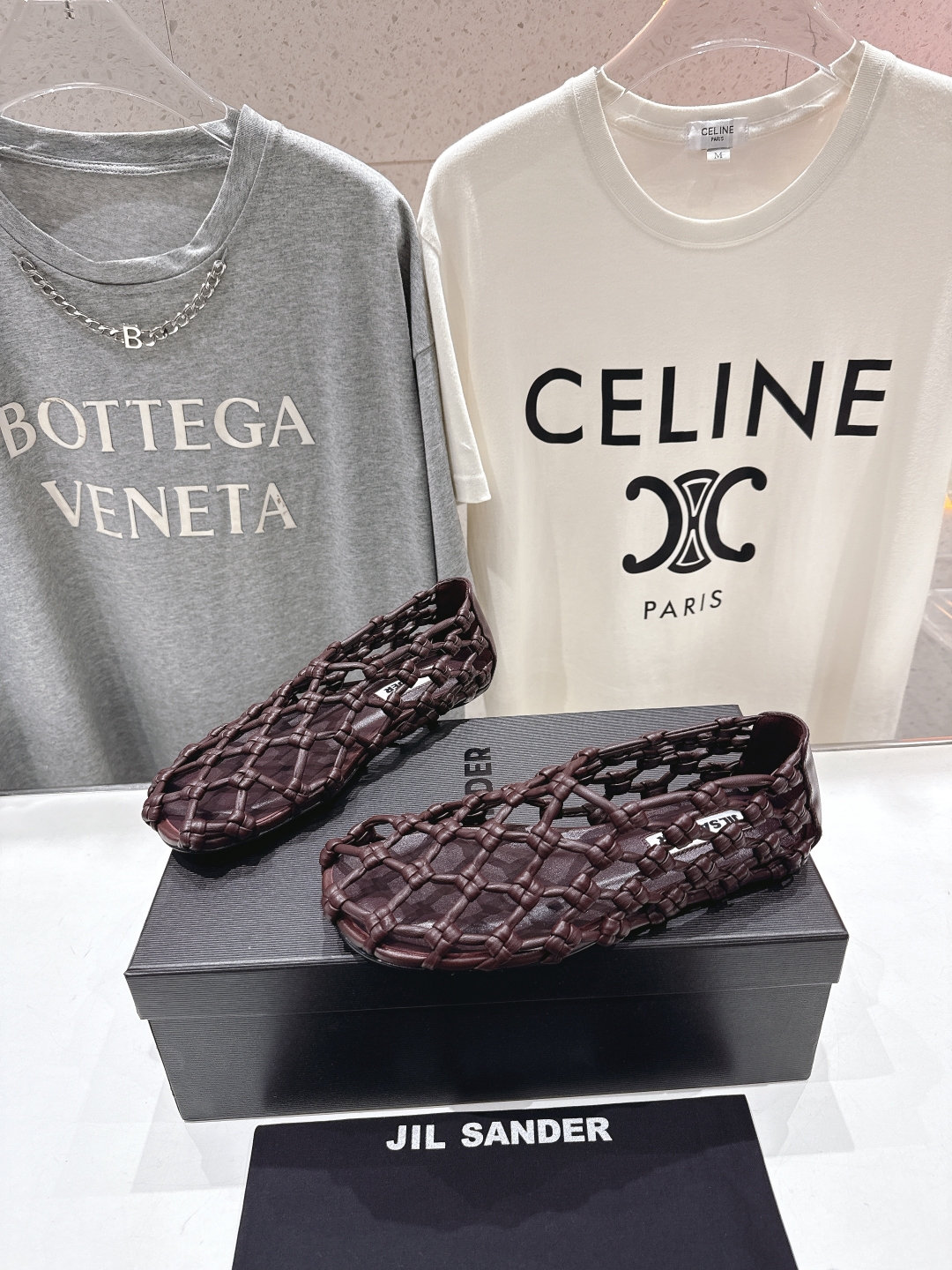 高版本出厂
 JIL SANDER/吉尔桑达 25ss最新编织皮网凉鞋
🩶🤍💛 jennie演唱会穿着用
