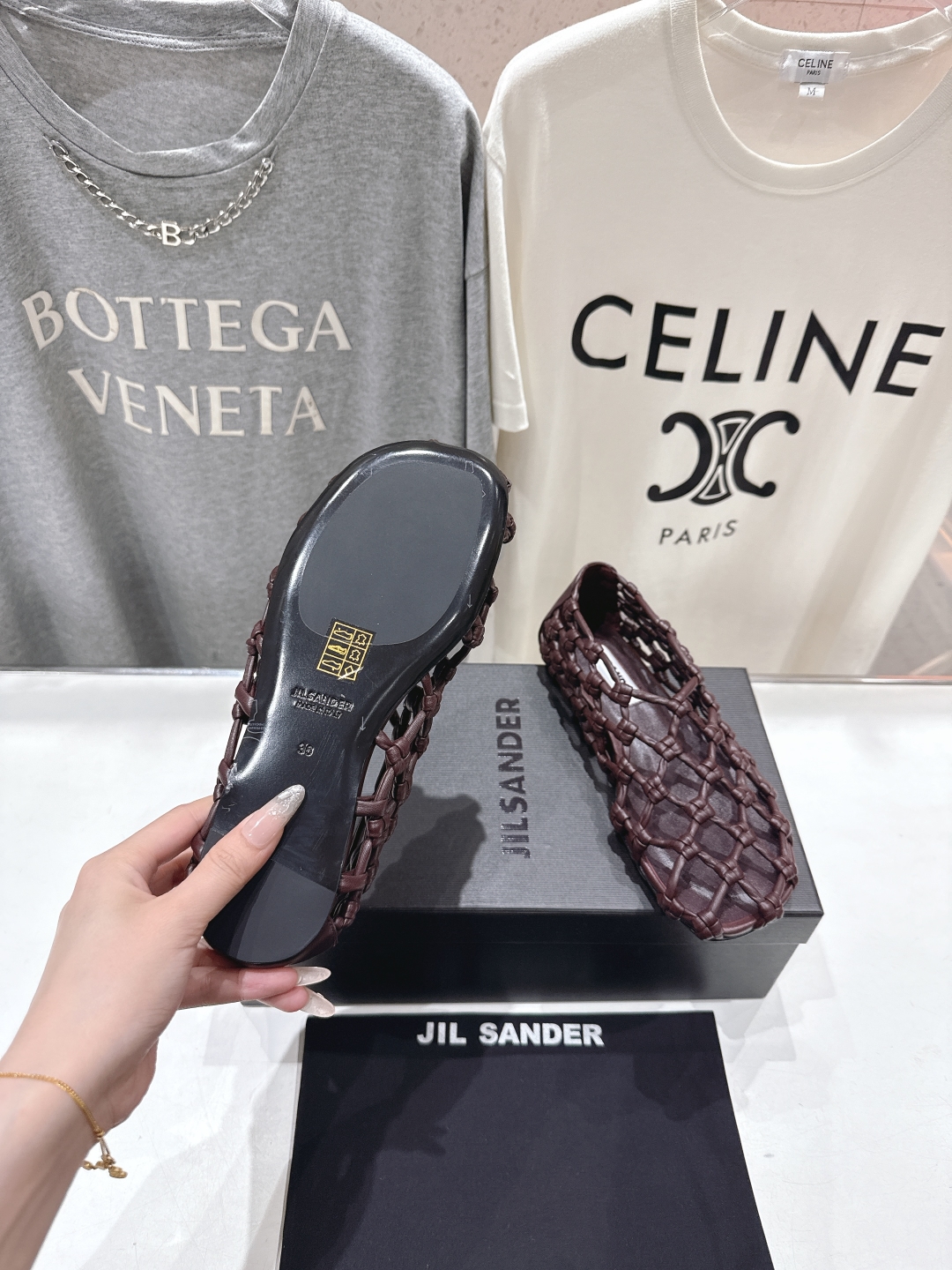 高版本出厂
 JIL SANDER/吉尔桑达 25ss最新编织皮网凉鞋
🩶🤍💛 jennie演唱会穿着用