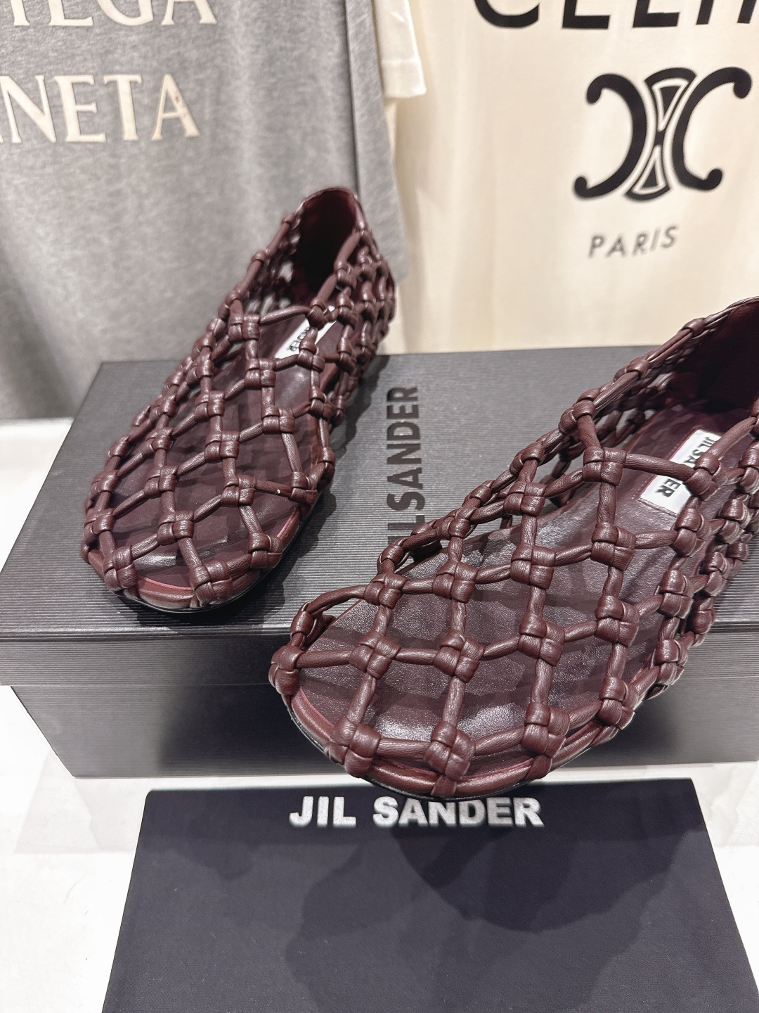 高版本出厂
 JIL SANDER/吉尔桑达 25ss最新编织皮网凉鞋
🩶🤍💛 jennie演唱会穿着用