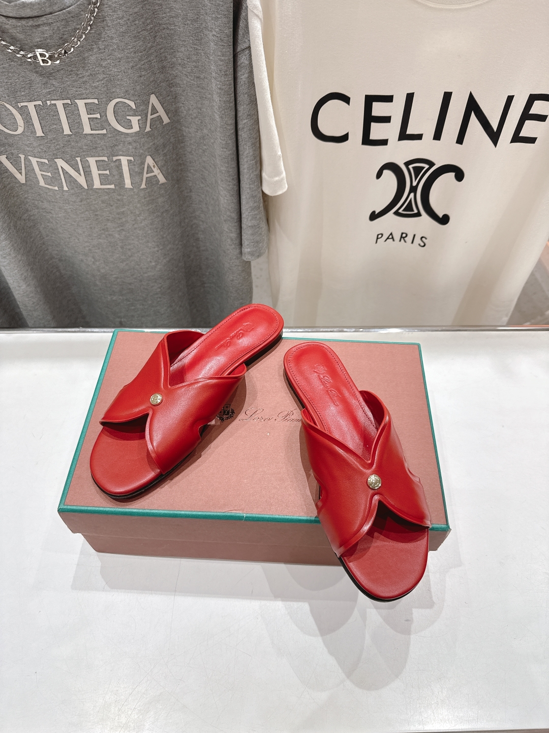 高版本出厂
Loro Piana* LP||诺悠翩雅2025ss春夏新款拖鞋‼️
【市场顶级品质】
𝐋𝐩