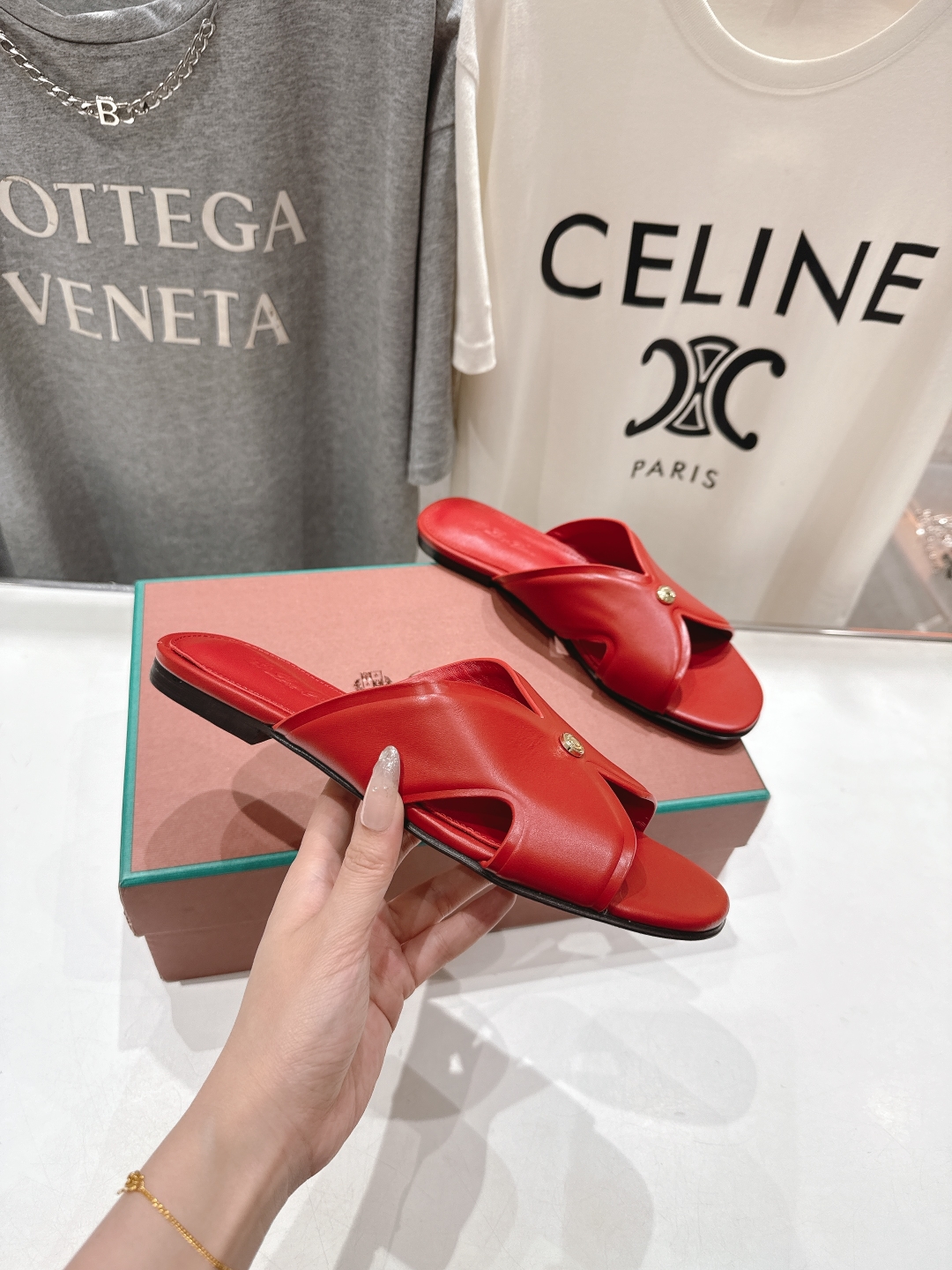 高版本出厂
Loro Piana* LP||诺悠翩雅2025ss春夏新款拖鞋‼️
【市场顶级品质】
𝐋𝐩