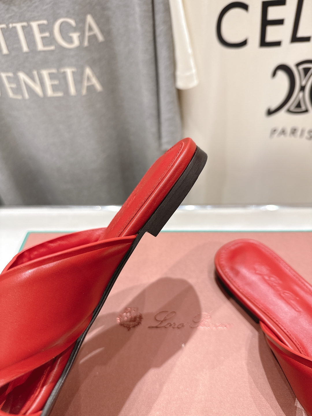 高版本出厂
Loro Piana* LP||诺悠翩雅2025ss春夏新款拖鞋‼️
【市场顶级品质】
𝐋𝐩