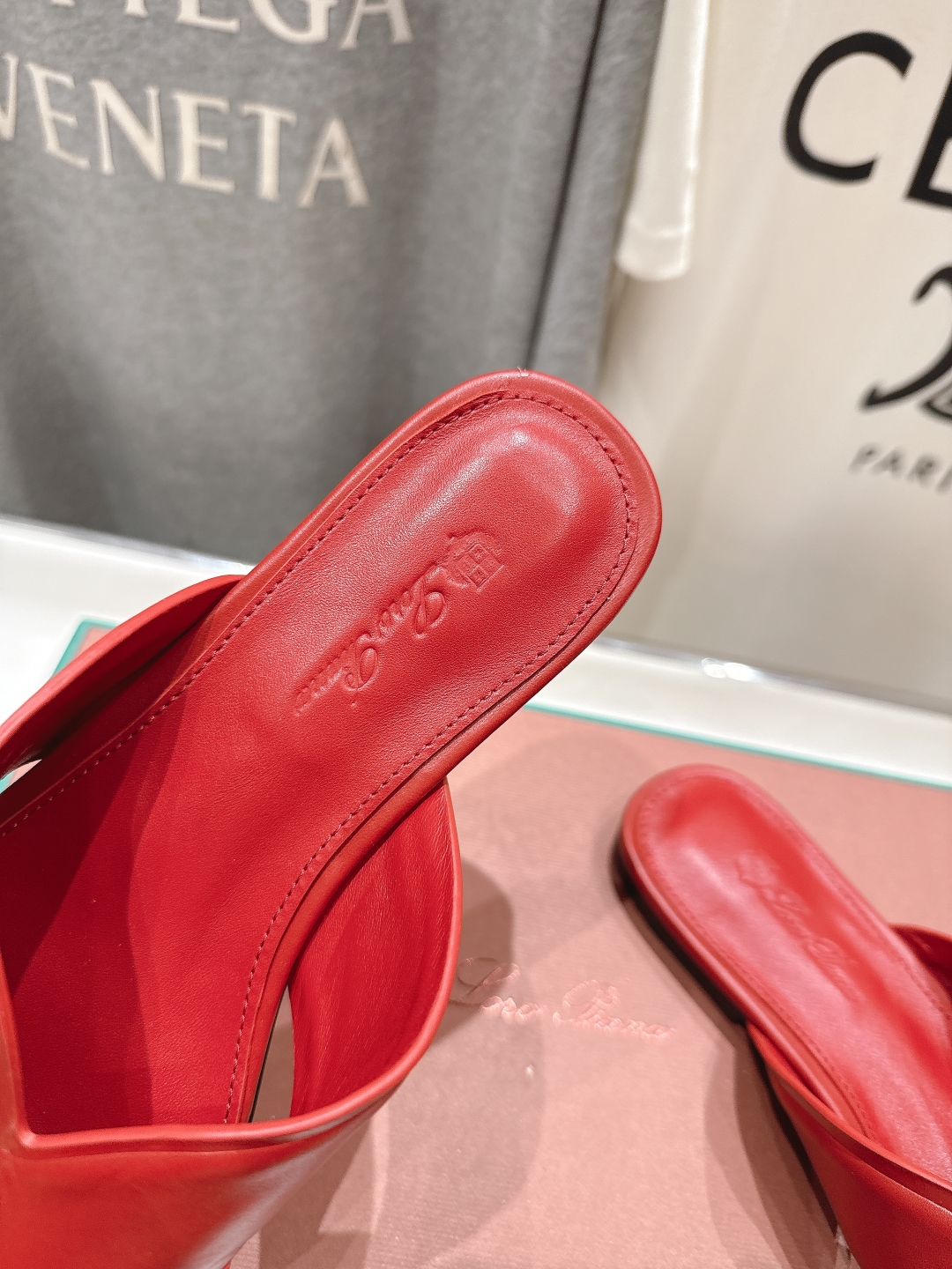 高版本出厂
Loro Piana* LP||诺悠翩雅2025ss春夏新款拖鞋‼️
【市场顶级品质】
𝐋𝐩