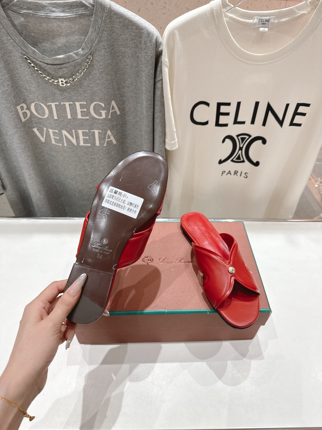 高版本出厂
Loro Piana* LP||诺悠翩雅2025ss春夏新款拖鞋‼️
【市场顶级品质】
𝐋𝐩