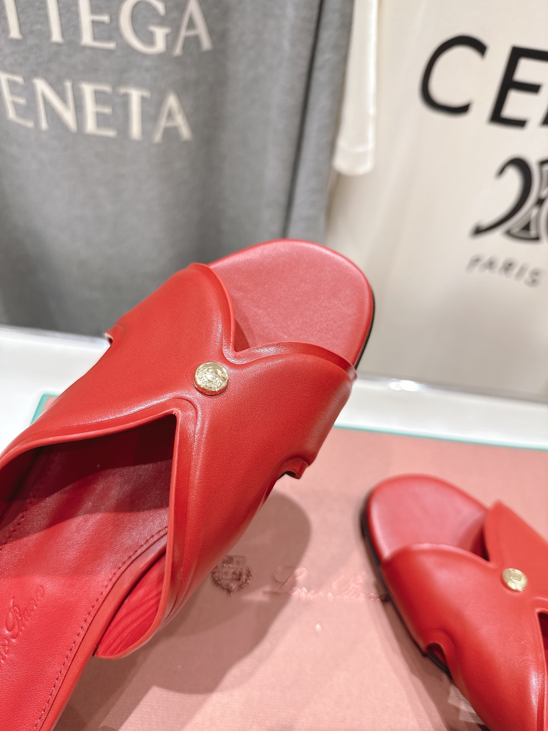 高版本出厂
Loro Piana* LP||诺悠翩雅2025ss春夏新款拖鞋‼️
【市场顶级品质】
𝐋𝐩
