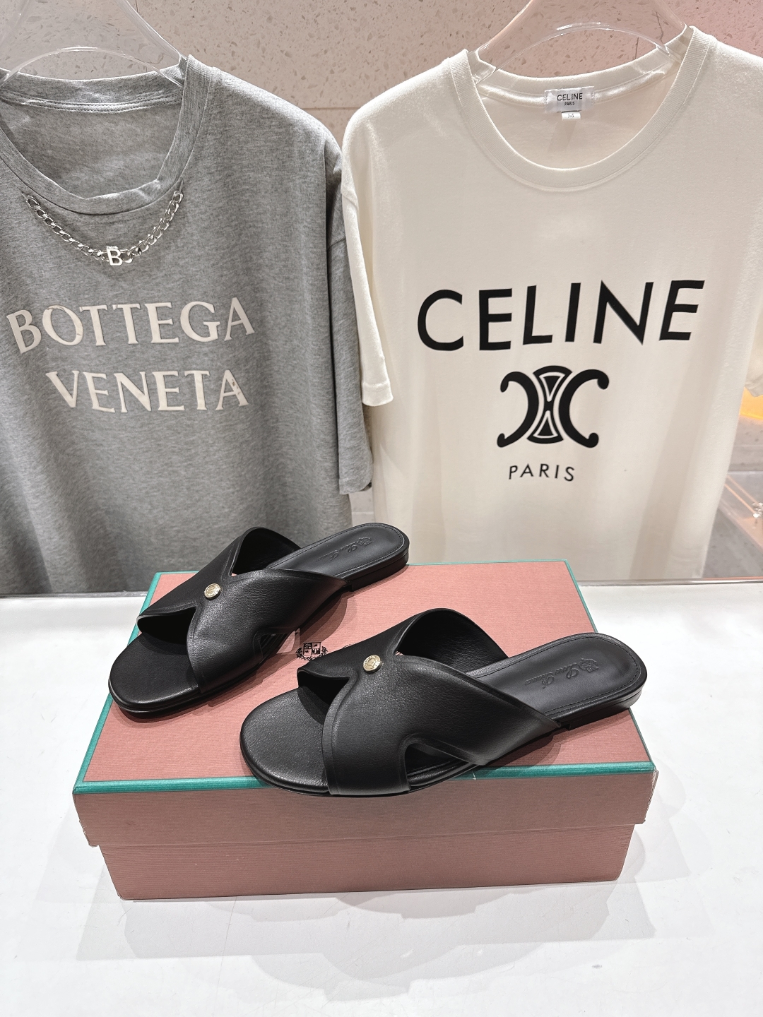 高版本出厂
Loro Piana* LP||诺悠翩雅2025ss春夏新款拖鞋‼️
【市场顶级品质】
𝐋𝐩