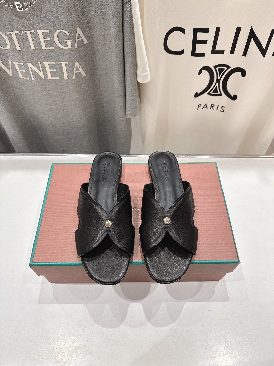 高版本出厂
Loro Piana* LP||诺悠翩雅2025ss春夏新款拖鞋‼️
【市场顶级品质】
𝐋𝐩