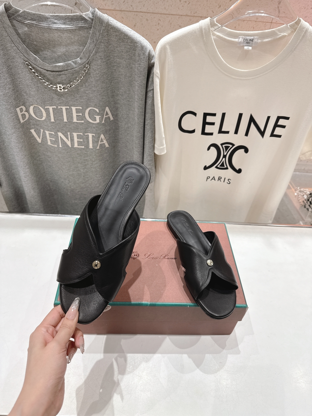 高版本出厂
Loro Piana* LP||诺悠翩雅2025ss春夏新款拖鞋‼️
【市场顶级品质】
𝐋𝐩