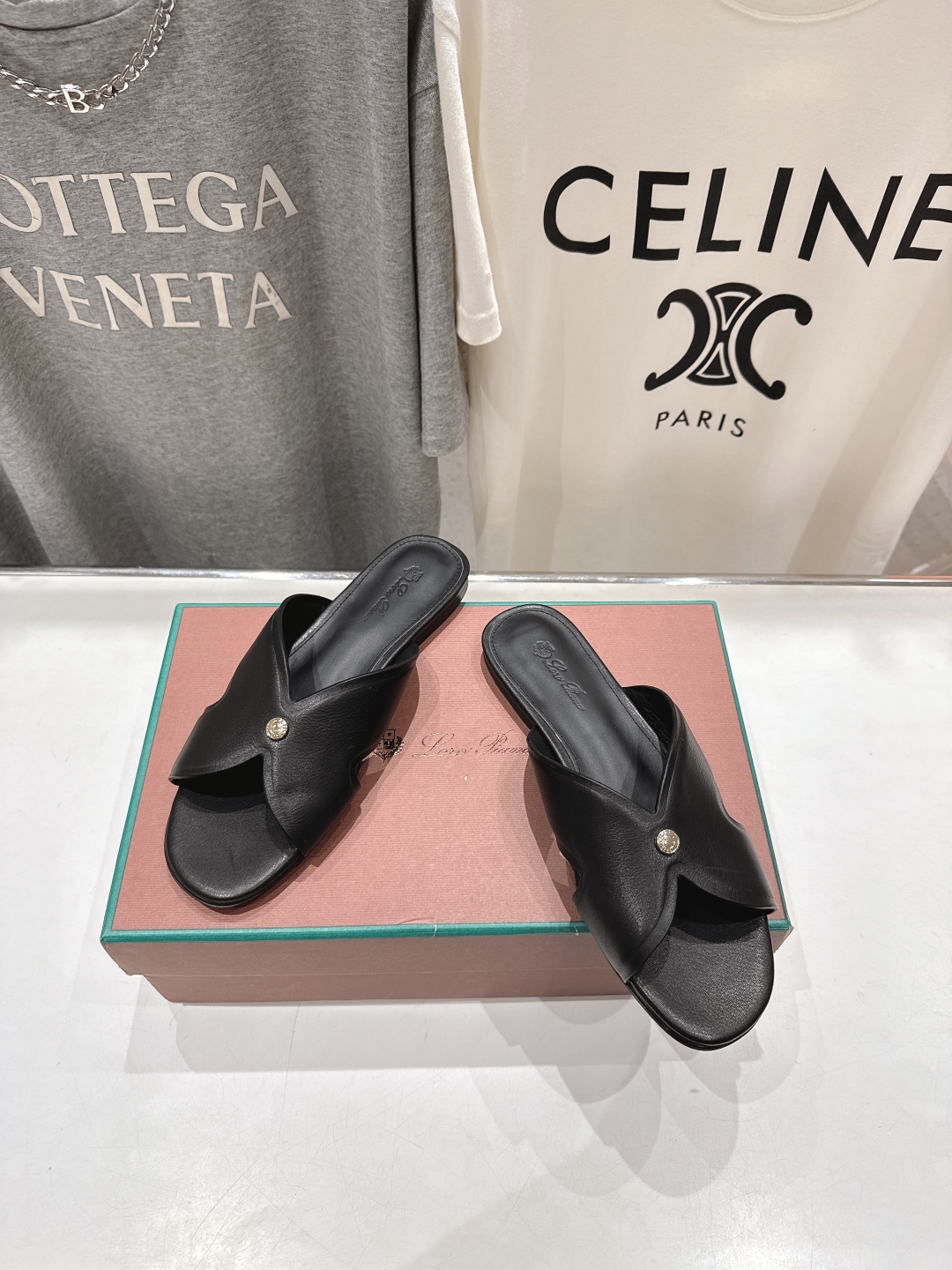 高版本出厂
Loro Piana* LP||诺悠翩雅2025ss春夏新款拖鞋‼️
【市场顶级品质】
𝐋𝐩