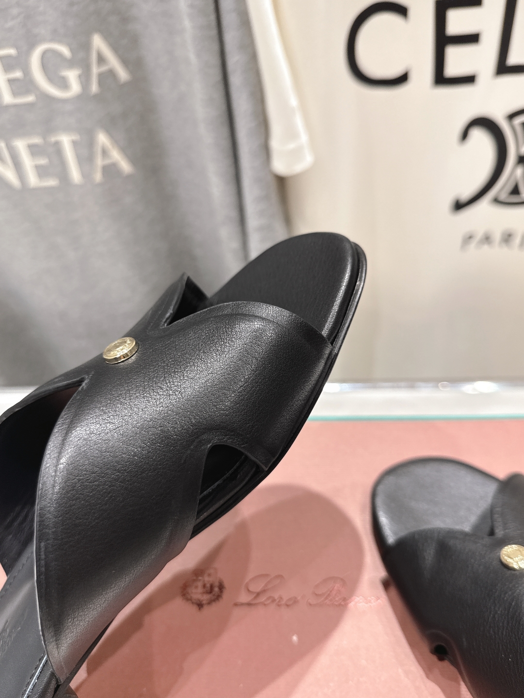 高版本出厂
Loro Piana* LP||诺悠翩雅2025ss春夏新款拖鞋‼️
【市场顶级品质】
𝐋𝐩