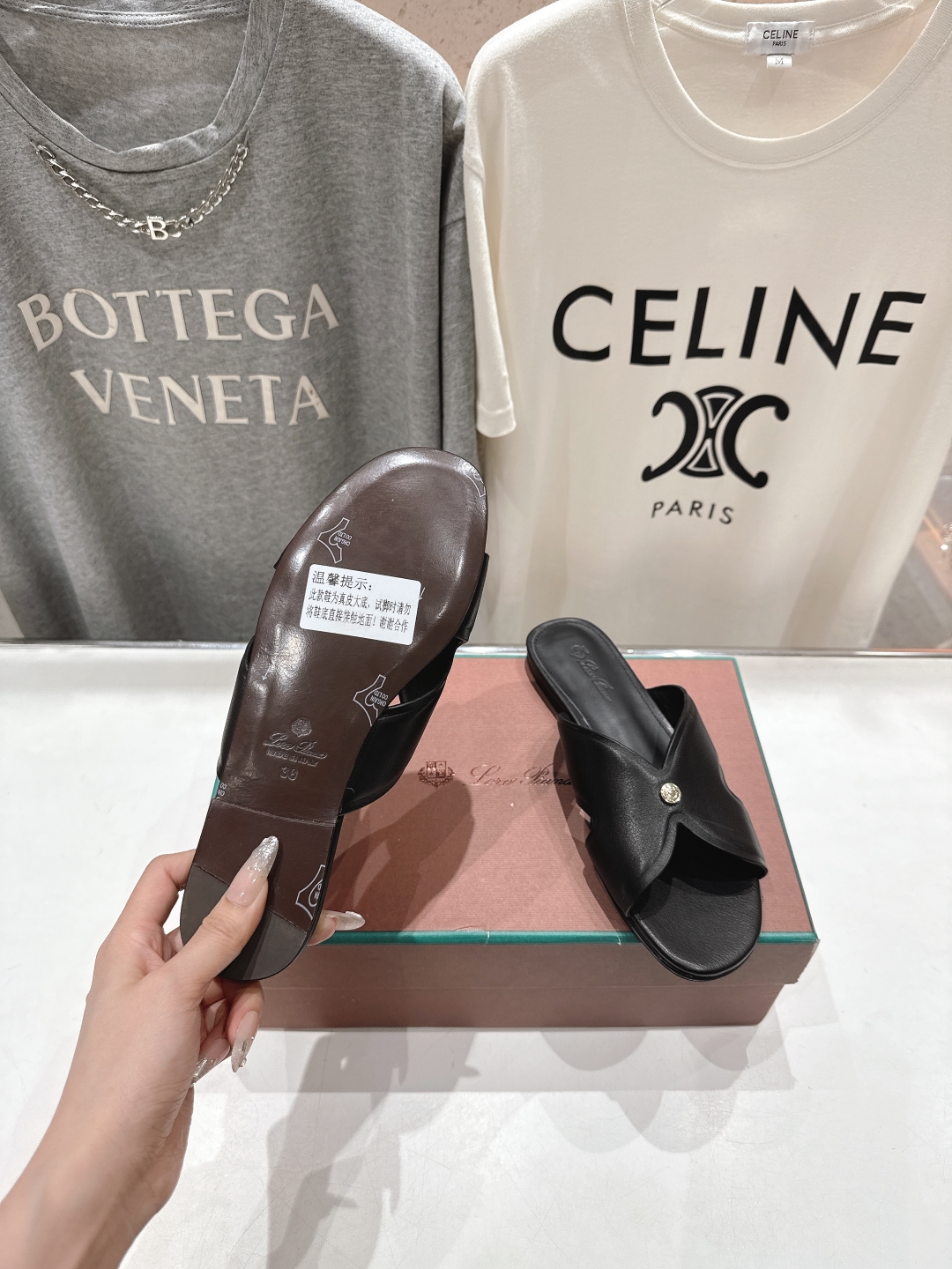 高版本出厂
Loro Piana* LP||诺悠翩雅2025ss春夏新款拖鞋‼️
【市场顶级品质】
𝐋𝐩