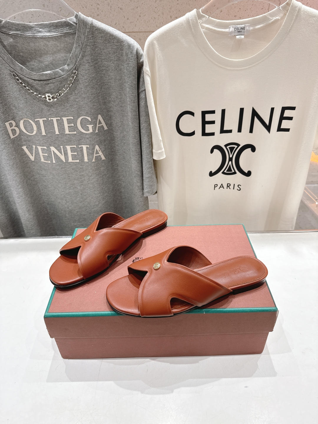高版本出厂
Loro Piana* LP||诺悠翩雅2025ss春夏新款拖鞋‼️
【市场顶级品质】
𝐋𝐩