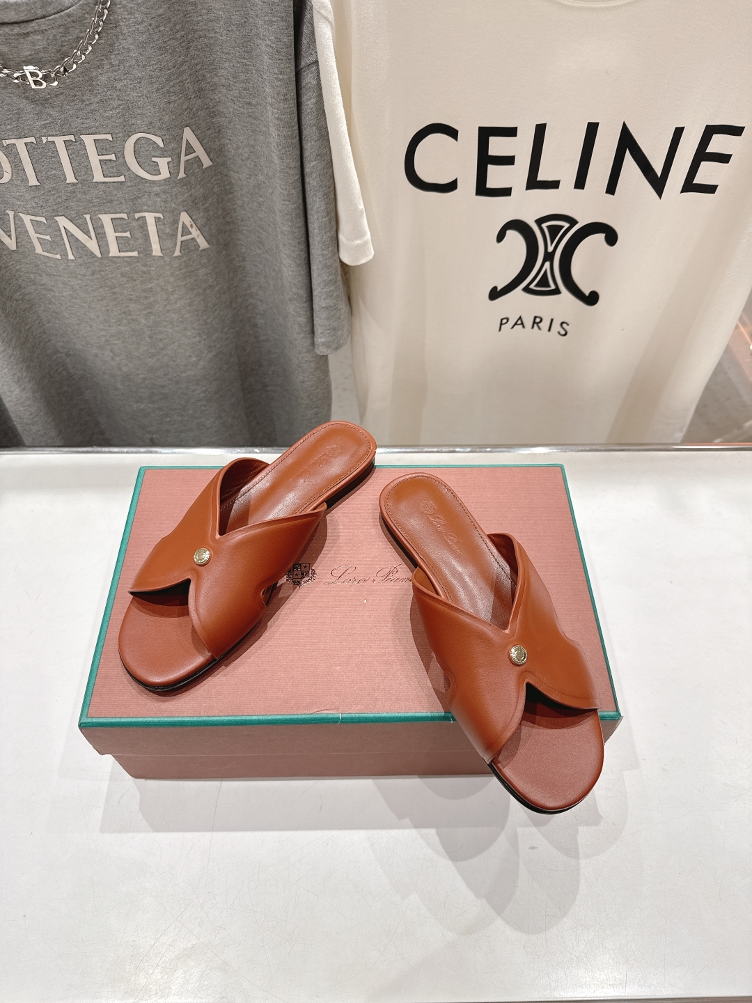 高版本出厂
Loro Piana* LP||诺悠翩雅2025ss春夏新款拖鞋‼️
【市场顶级品质】
𝐋𝐩