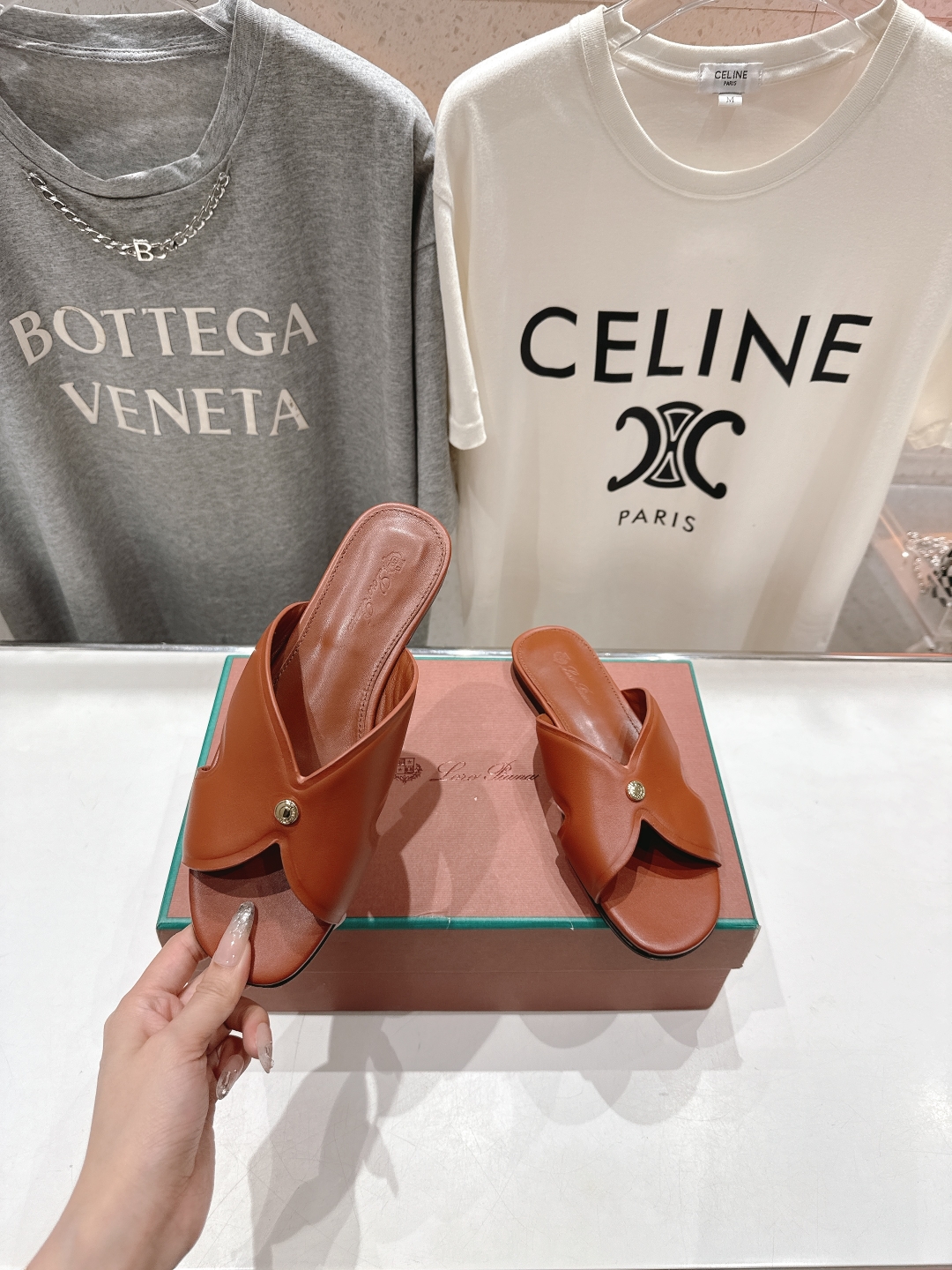 高版本出厂
Loro Piana* LP||诺悠翩雅2025ss春夏新款拖鞋‼️
【市场顶级品质】
𝐋𝐩