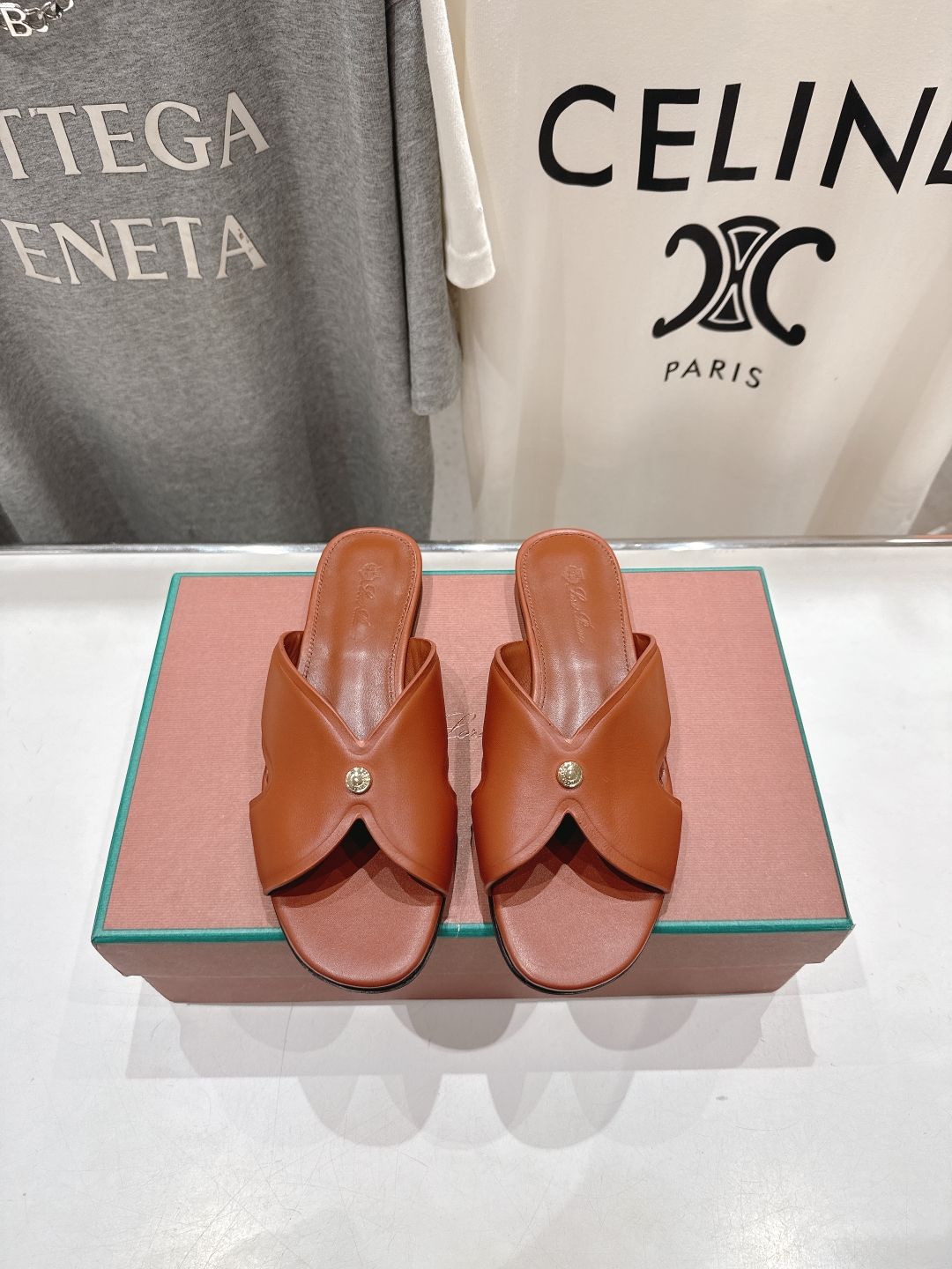 高版本出厂
Loro Piana* LP||诺悠翩雅2025ss春夏新款拖鞋‼️
【市场顶级品质】
𝐋𝐩