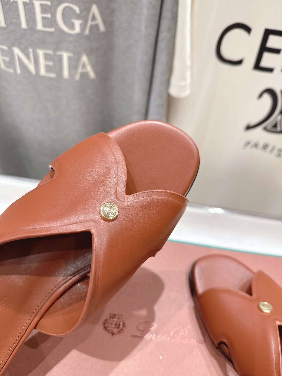 高版本出厂
Loro Piana* LP||诺悠翩雅2025ss春夏新款拖鞋‼️
【市场顶级品质】
𝐋𝐩