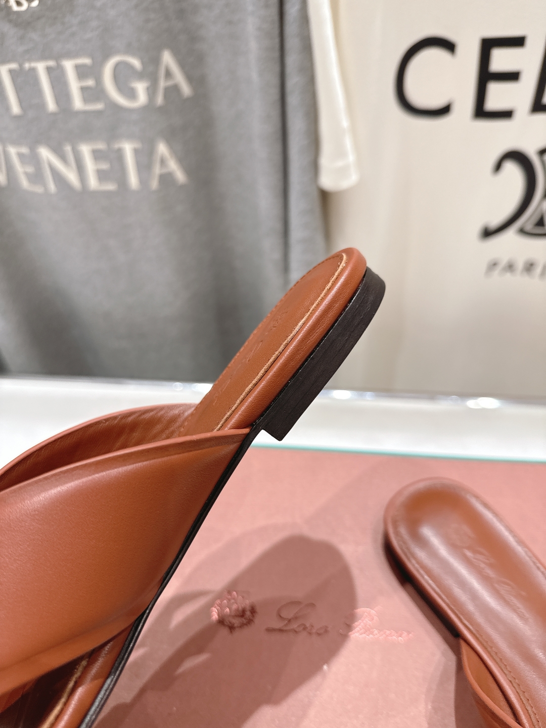 高版本出厂
Loro Piana* LP||诺悠翩雅2025ss春夏新款拖鞋‼️
【市场顶级品质】
𝐋𝐩