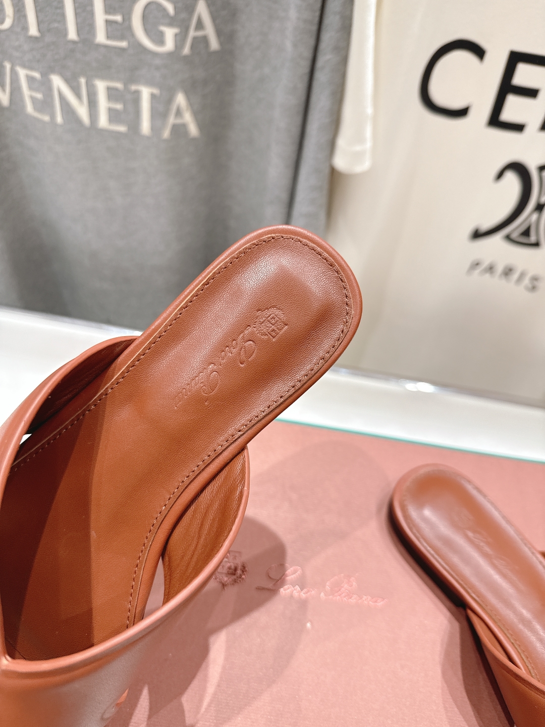 高版本出厂
Loro Piana* LP||诺悠翩雅2025ss春夏新款拖鞋‼️
【市场顶级品质】
𝐋𝐩
