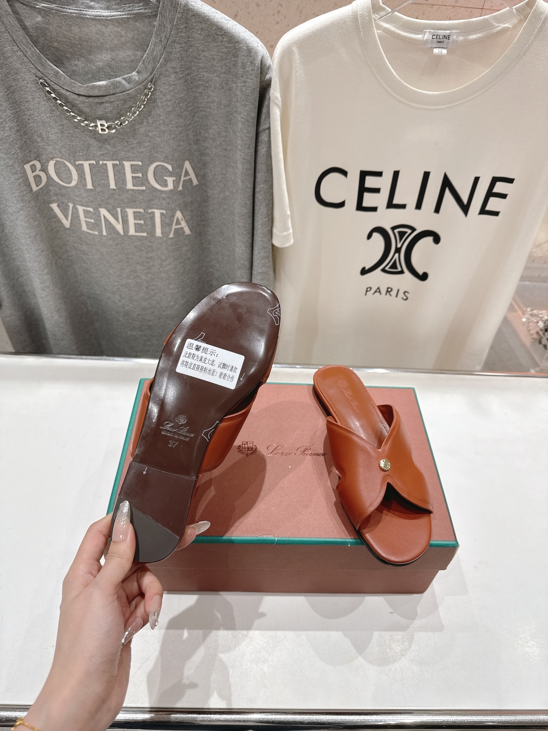 高版本出厂
Loro Piana* LP||诺悠翩雅2025ss春夏新款拖鞋‼️
【市场顶级品质】
𝐋𝐩